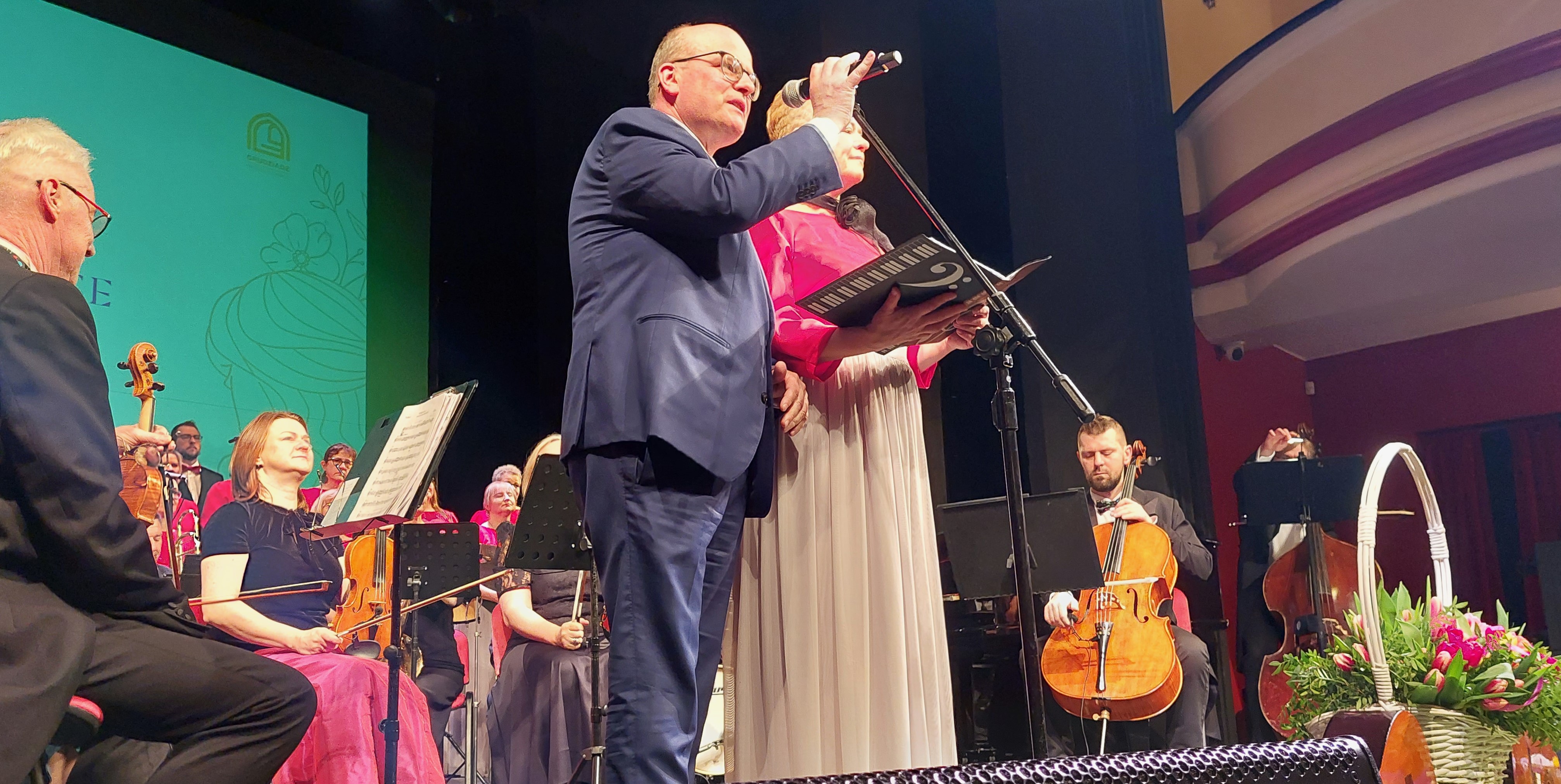 Kobieta w roli głównej! Muzyczny salon w grudziądzkim teatrze stworzyli chórzyści The G Singers, orkiestra pod dyrekcją Orlina Bebenowa i… publiczność (zdjęcia)  