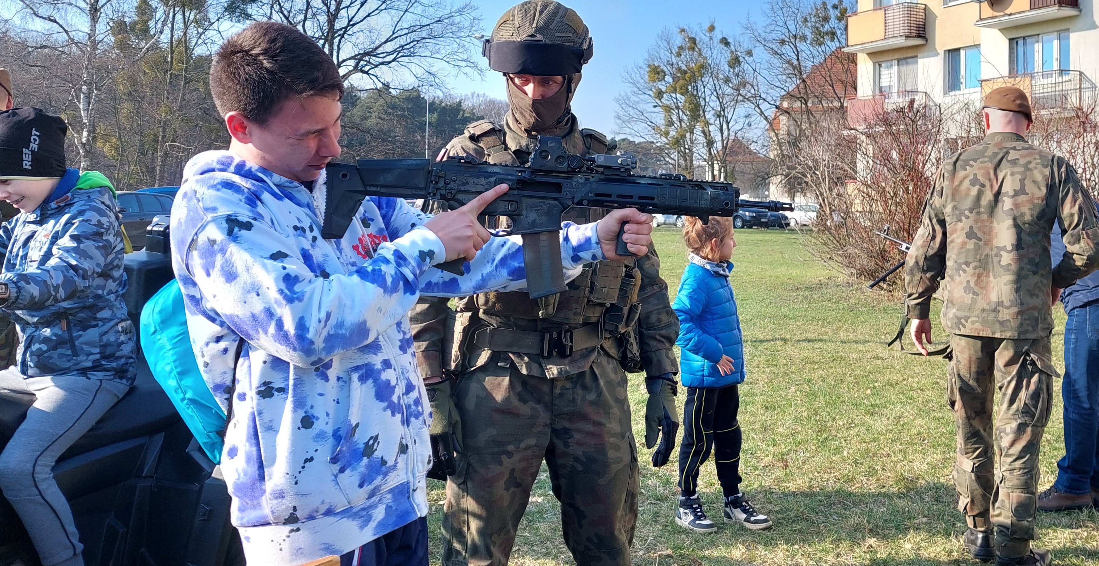 Tłumnie przyszli grudziądzanie w niedzielę na piknik wojskowy żołnierzy NATO. Pokaz sprzętu militarnego odbył się na placu przy Wojskowych Zakładach Uzbrojenia (zdjęcia)