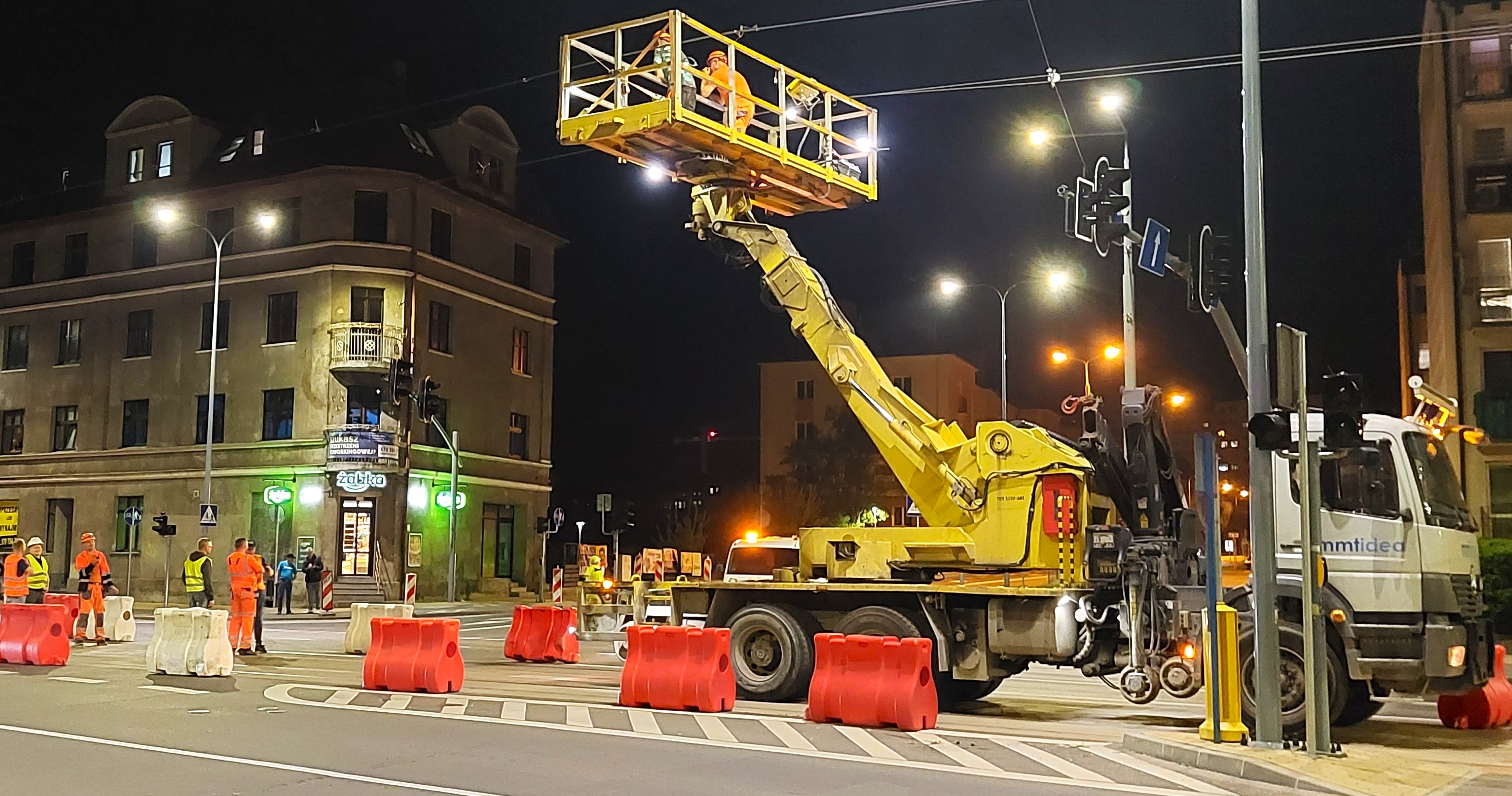 Potężny transformator przewieziony został nocą ulicami Grudziądza na budowę elektrowni gazowo-parowej. Ekipy techniczne profesjonalnie przygotowały bezpieczną trasę (zdjęcia)