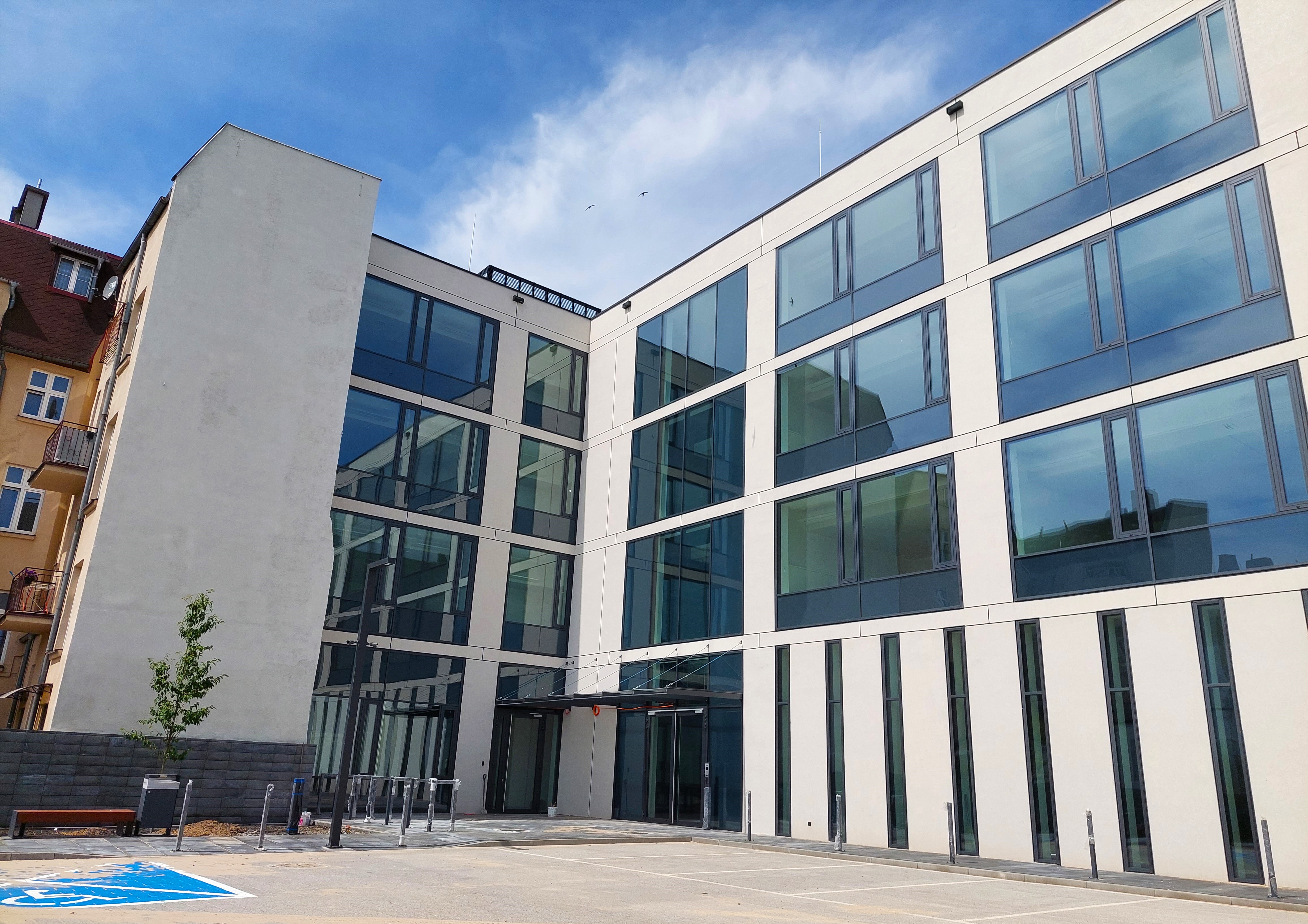 Grudziądz ma w centrum nowoczesny obiekt! Zdjęcia z parkingu i wnętrza Inkubatora Przedsiębiorczości. Duża część gastronomiczna, ładna sala konferencyjna
