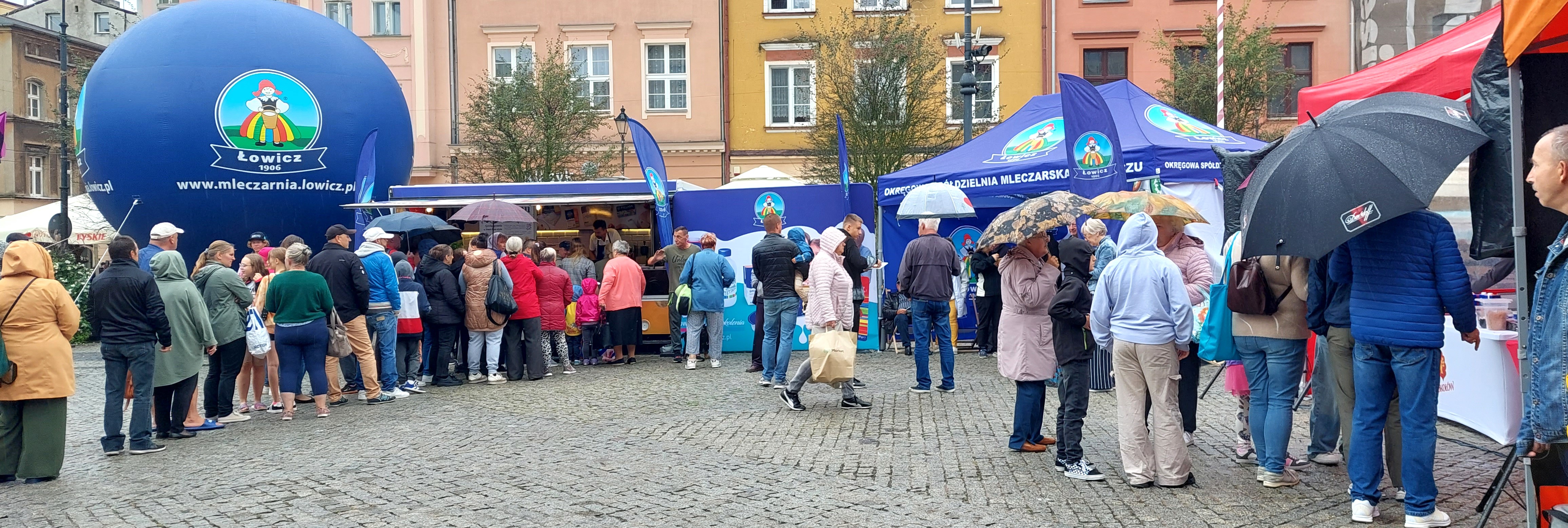 Na śniadanie z Radiem ZET przyszło na Rynek w Grudziądzu dużo ludzi, mimo iż mżył deszcz. Były ciepłe i zimne przekąski, konkursy muzyczne z nagrodami i zabawy dla dzieci (zdjęcia)