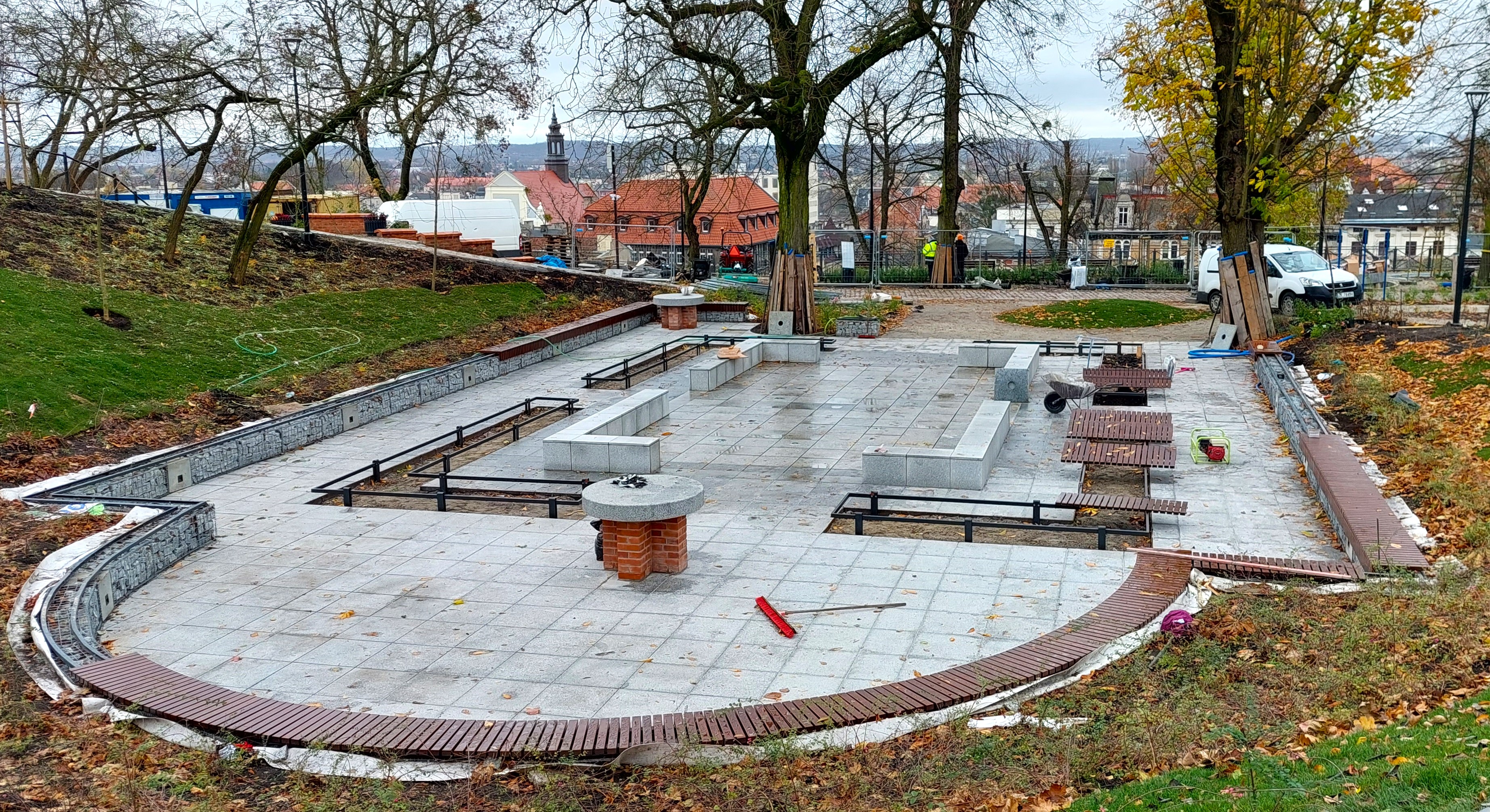 Pierwsze urządzenia na plac zabaw przywieziono na Górę Zamkową w Grudziądzu. Już widać, jaka będzie główna, duża fontanna. Przybyło ławek (zdjęcia)