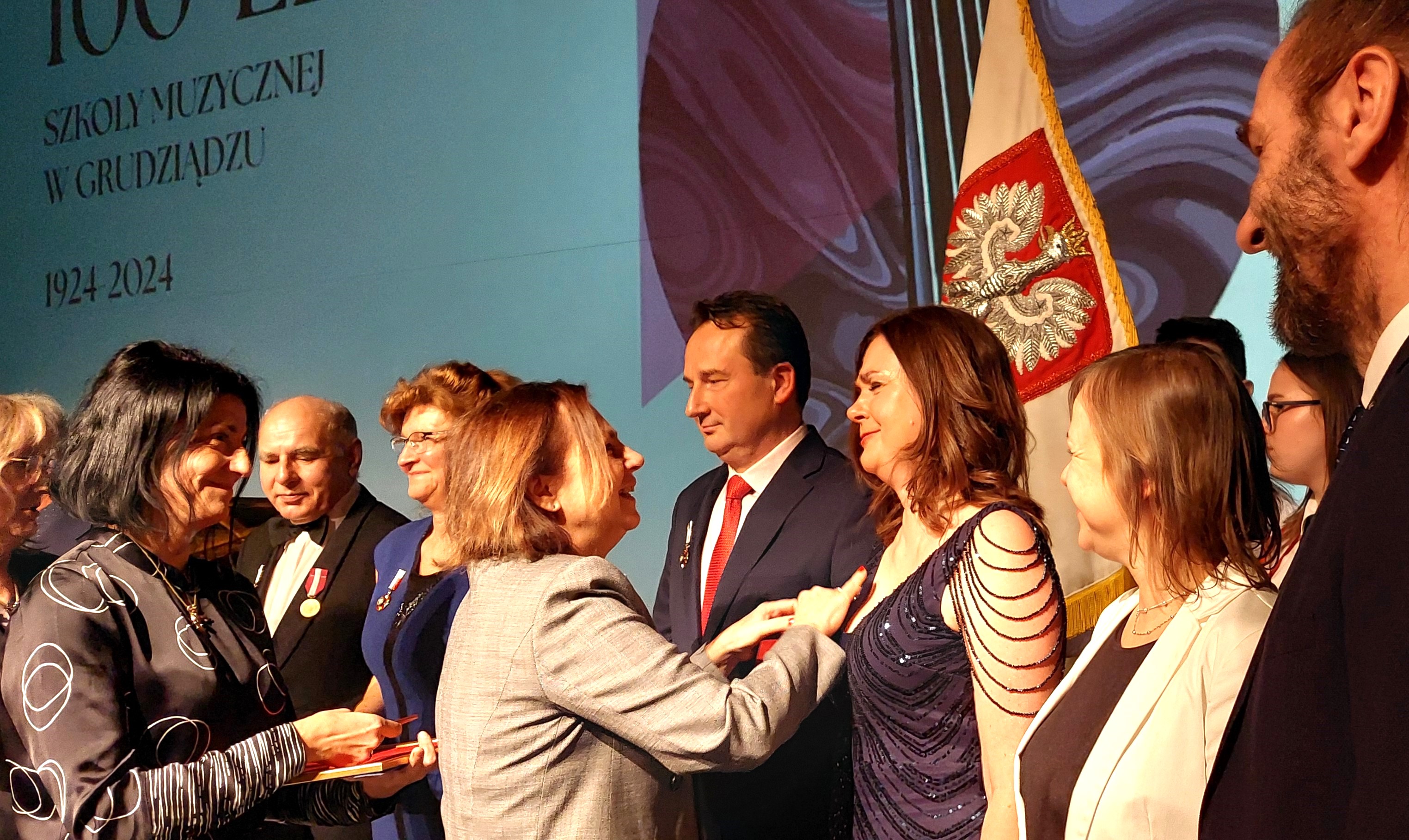 100-lecie szkolnictwa muzycznego w Grudziądzu. Gala w teatrze: medale, życzenia, wyróżnienia. Występ chóru z orkiestrą i standing ovation! (Zdjęcia, wideo)  