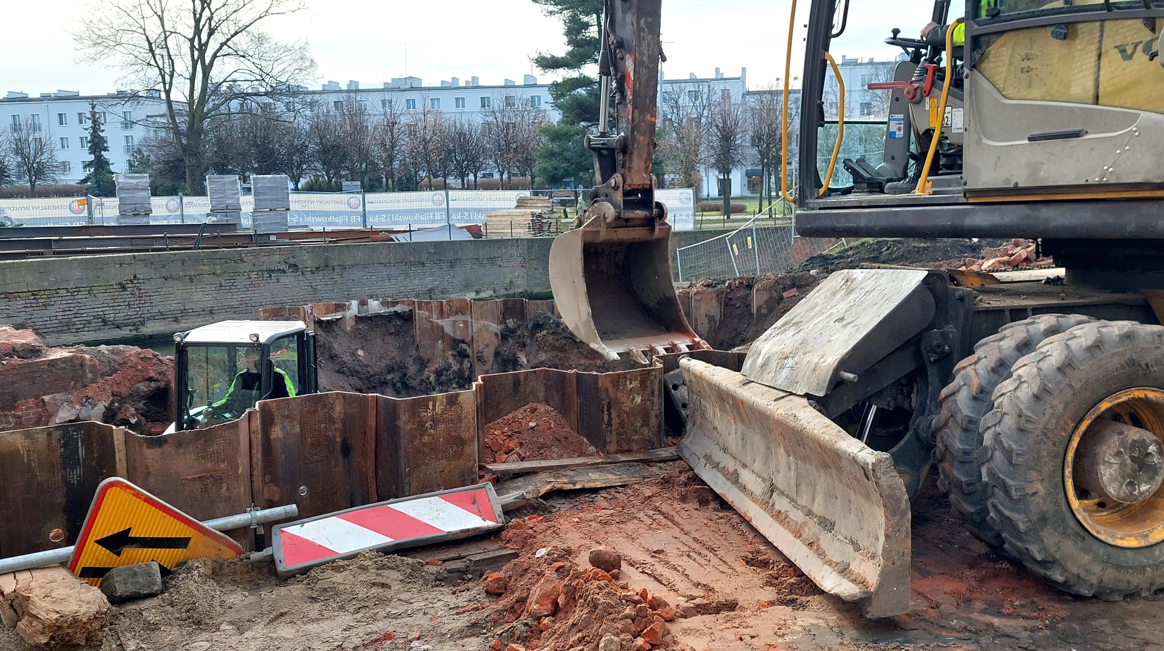 Dwie potężne koparki wykonują wielki dół do głębokości 4 metrów. Tu powstaną fundamenty i pierwsza, najniższa kondygnacja przyszłego Młyna Energii. To będzie wielki obiekt (zdjęcia)