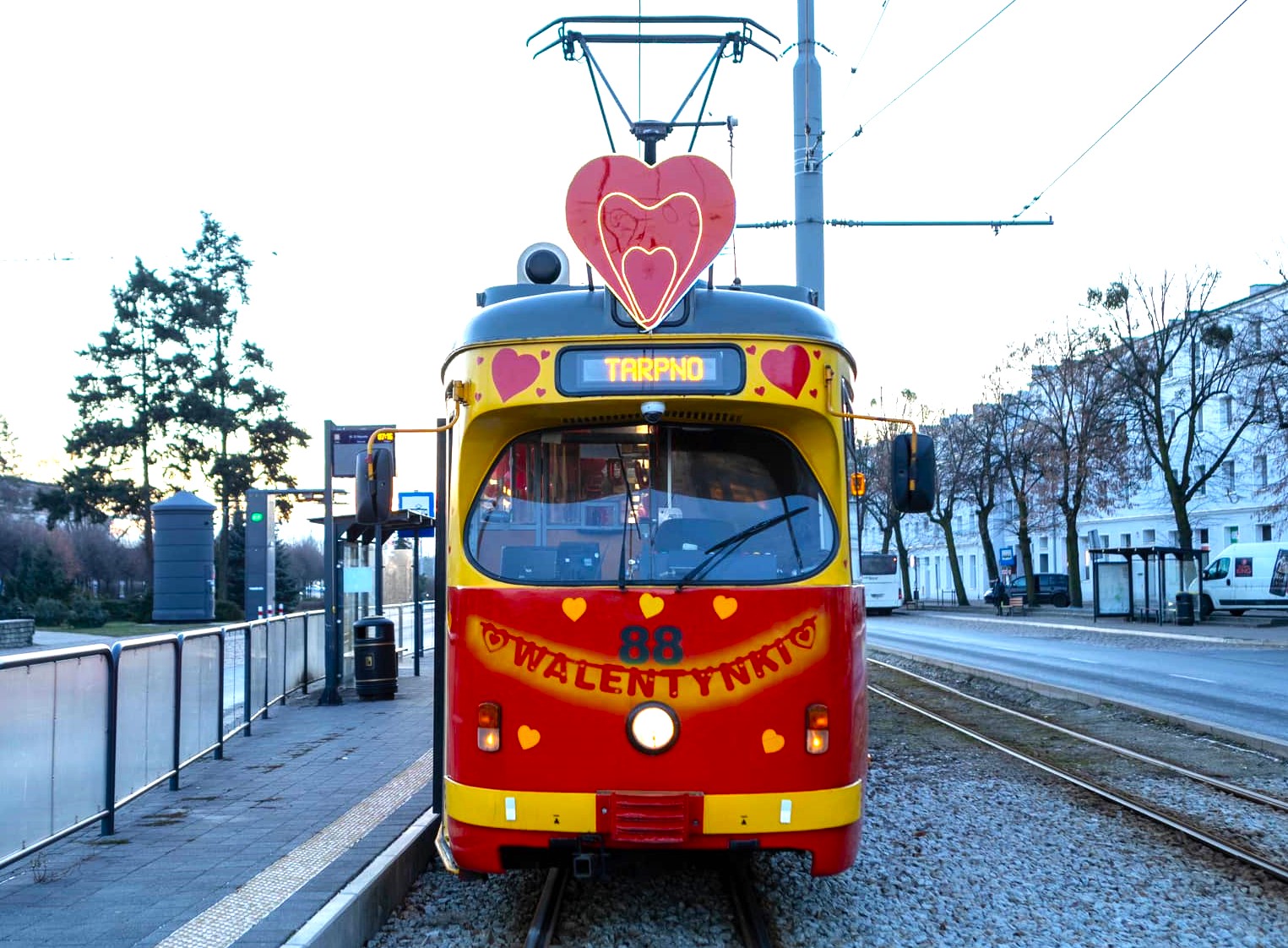 Pracownicy MZK Grudziądz nie zapomnieli o Dniu Zakochanych! Tramwaj udekorowany serduszkami jeździ na trasie „dwójki” Tarpno – Rządz