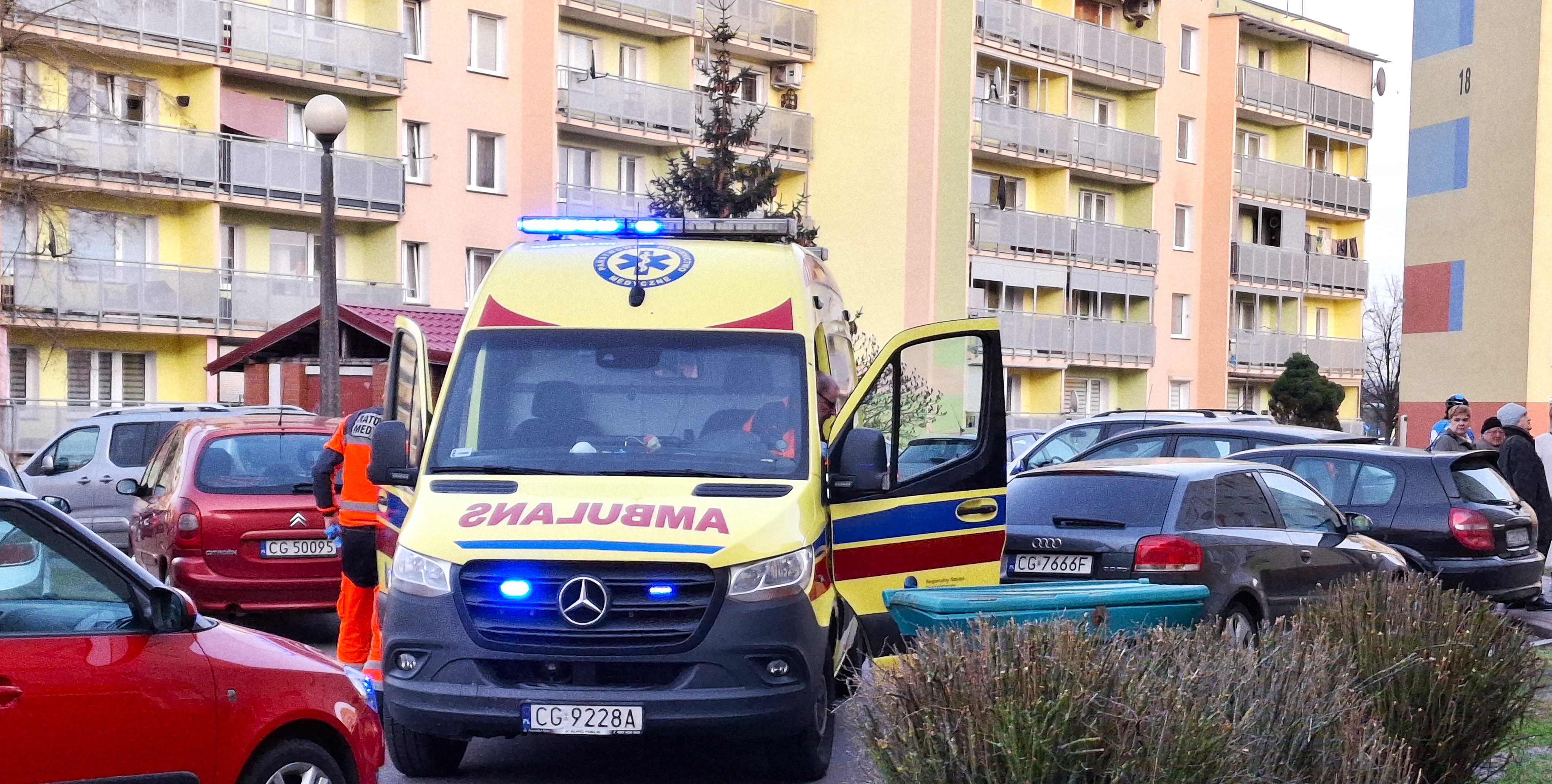Straż pożarna, policja i pogotowie ratunkowe pojechały dziś przed godz. 17.00 na ul. Skarżyńskiego na osiedlu Lotnisko w Grudziądzu. Pomocy potrzebowała osoba niepełnosprawna (zdjęcia)