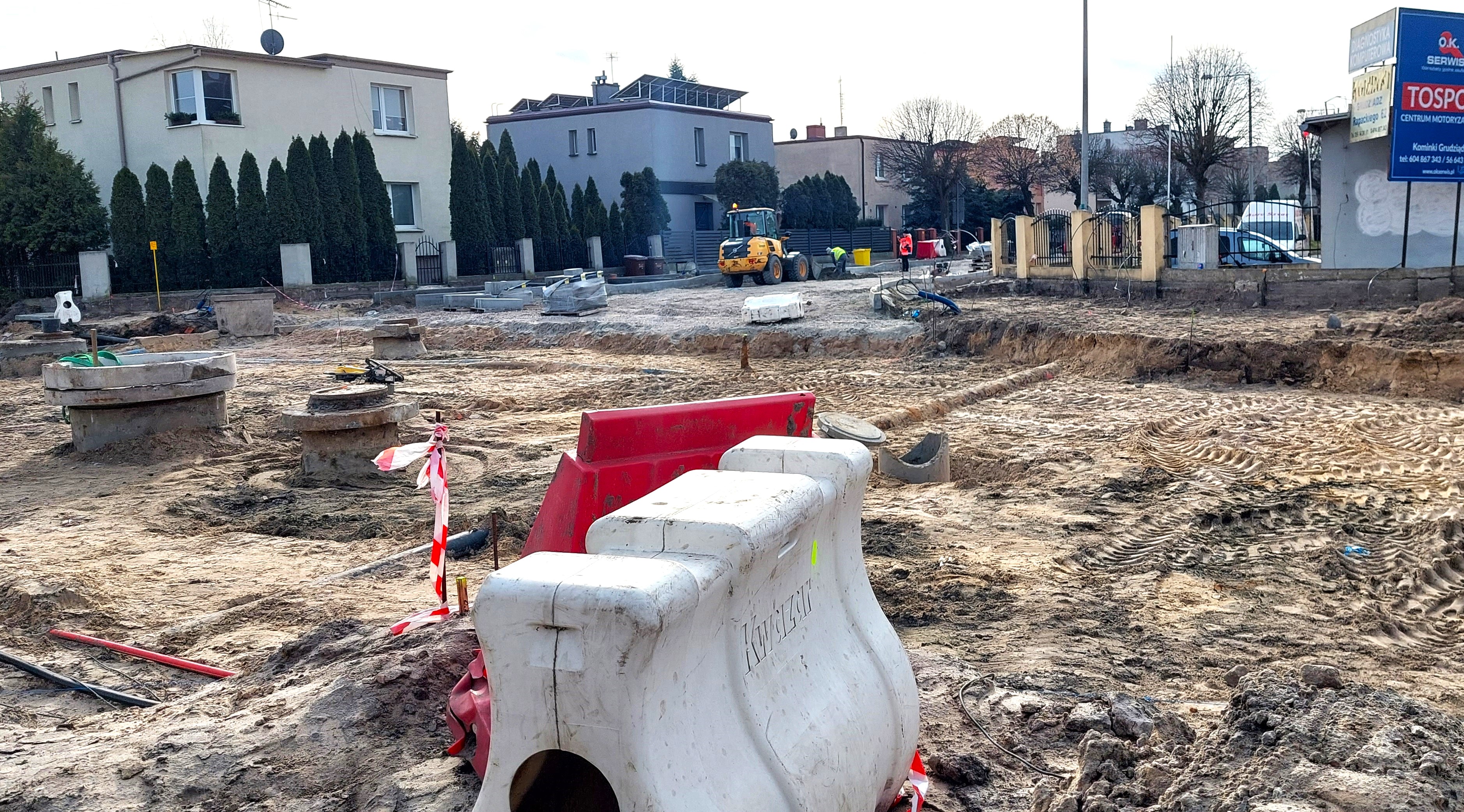 Rozwinęły się roboty przy budowie ronda na skrzyżowaniu ul. Piłsudskiego i Karabinierów oraz budowie nowej ulicy Witosa w Grudziądzu (zdjęcia)