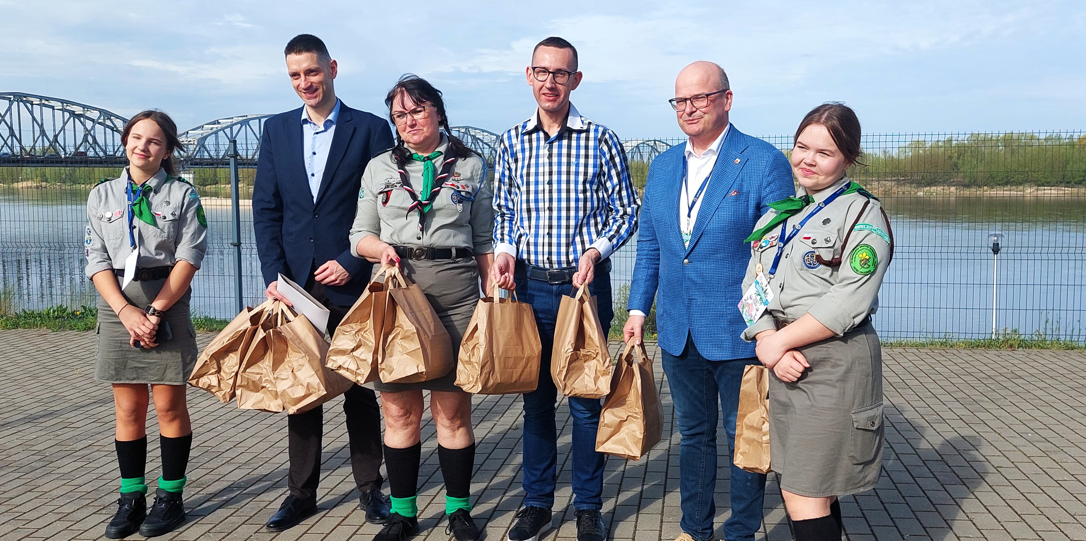 Dziś w Grudziądzu 600 pakietów z przysmakami świątecznymi odebrali samotni seniorzy. Miasto nie zapomina o starszych mieszkańcach, którym trzeba pomóc (zdjęcia)