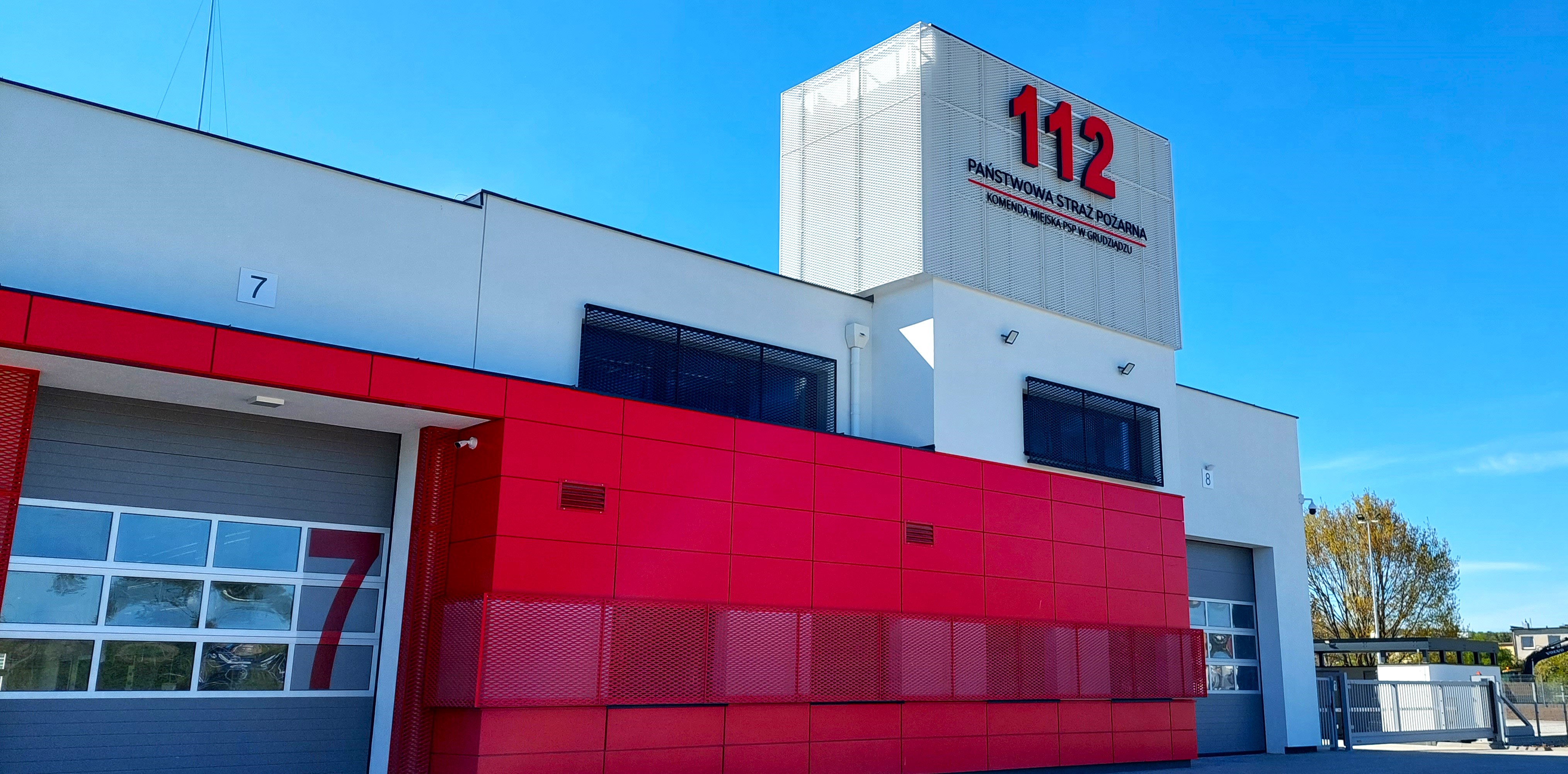 Znakomicie prezentuje się nowa siedziba KM PSP w Grudziądzu przy ul. Witosa! Obok obiektu jest wieża obserwacyjna, boisko sportowe, są ułożone chodniki i posadzona zieleń (zdjęcia)