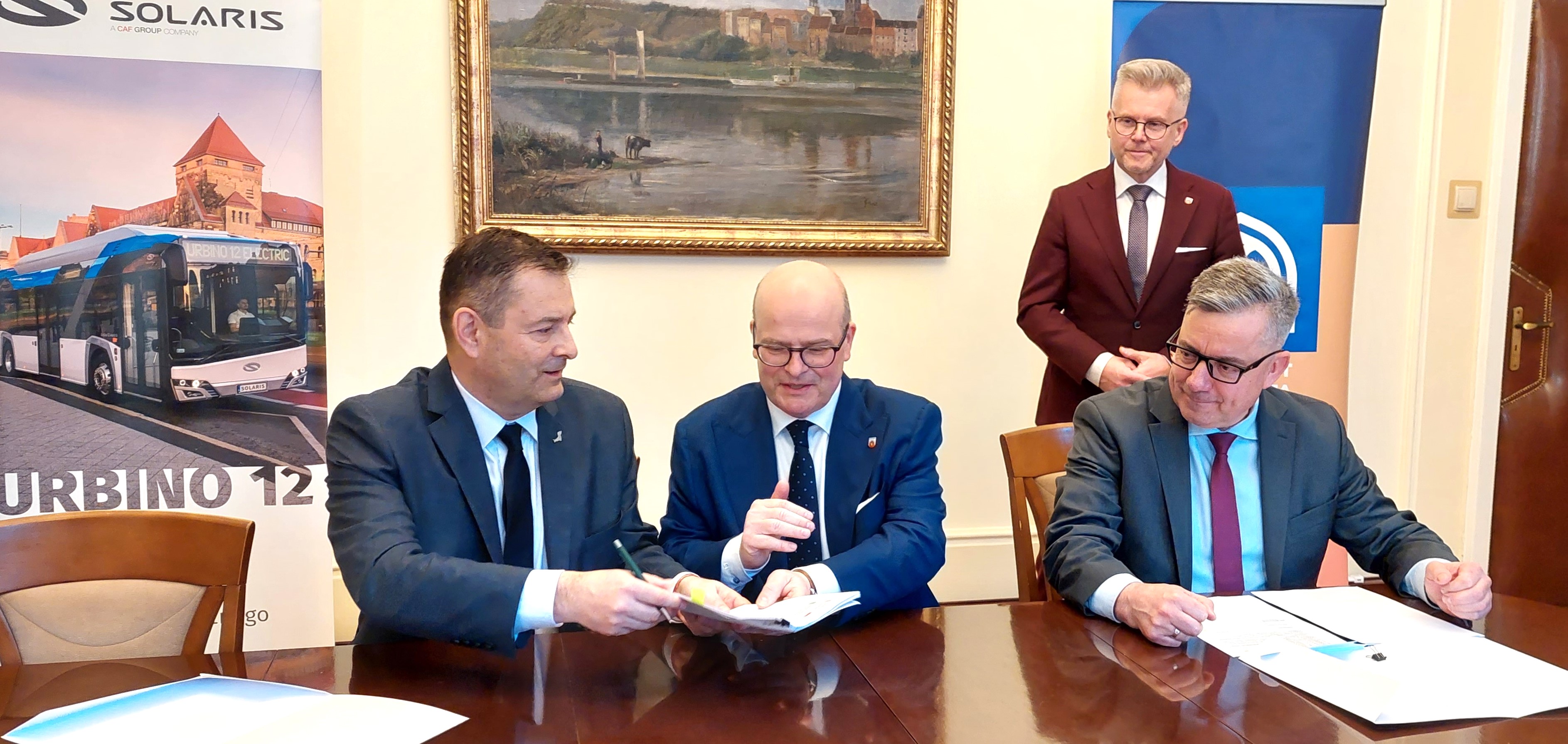 Umowę na 5 nowych, przegubowych autobusów elektrycznych za 25 mln zł. dla Grudziądza podpisano dziś w Ratuszu z Solaris Bus&Coach. Dostarczone będą około kwietnia 2026 r. (zdjęcia)