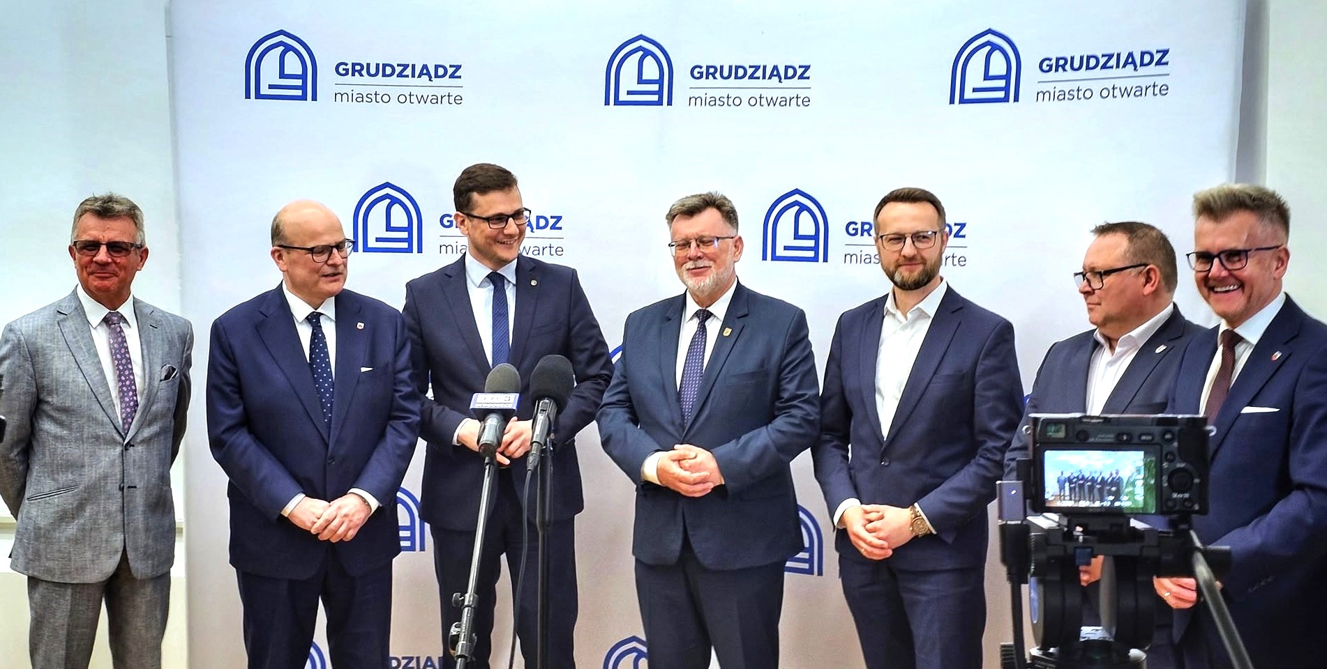 Wojewoda bydgoski Michał Sztybel podpisał w Spichlerzu 57 w Grudziądzu umowy na dofinansowanie kwotą 8,5 mln zł. inwestycji z Rządowego Funduszu Rozwoju Dróg (zdjęcia)