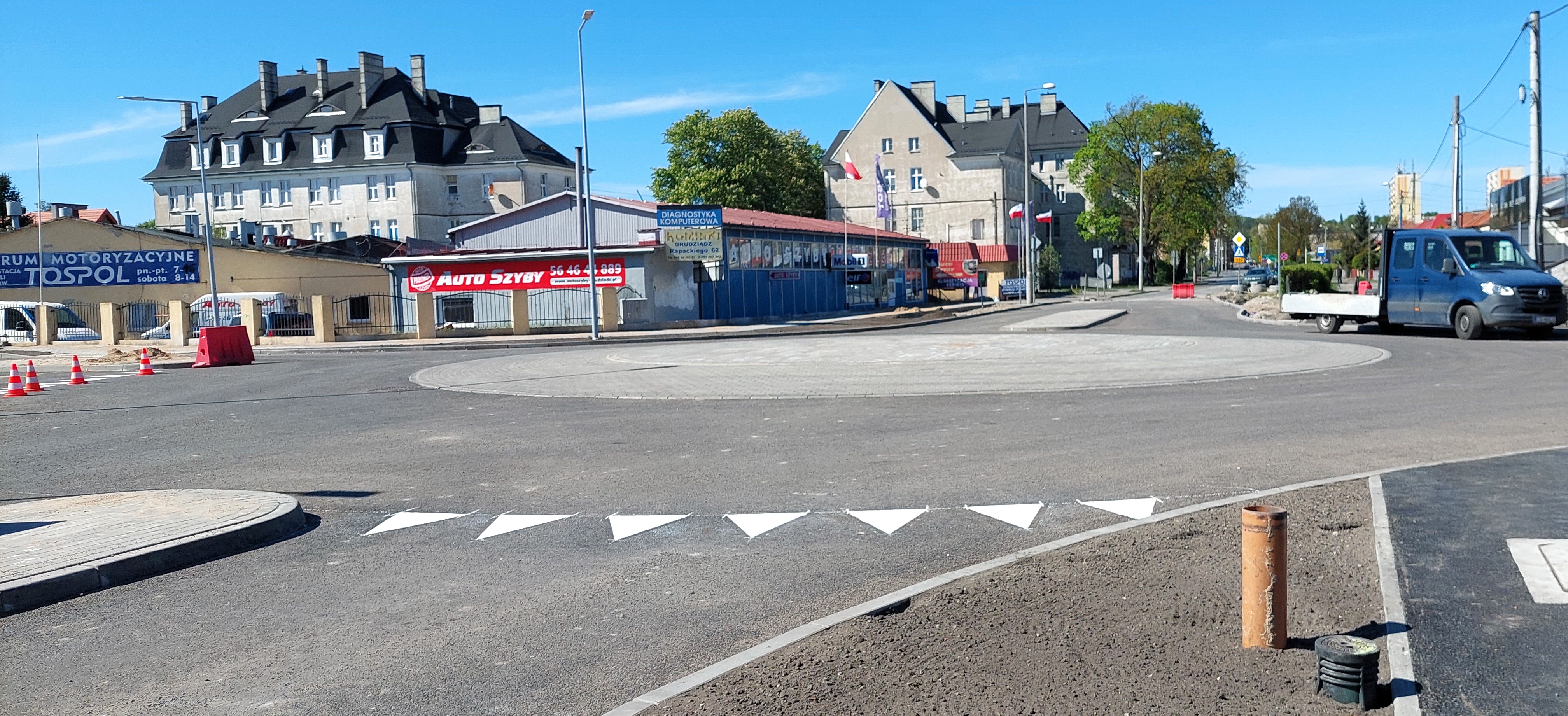 Gotowe jest rondo u zbiegu ul. Karabinierów i Piłsudskiego! Ekipy wykonujące roboty wykończeniowe mówią, iż 29 kwietnia już może puszczą tędy ruch (zdjęcia)
