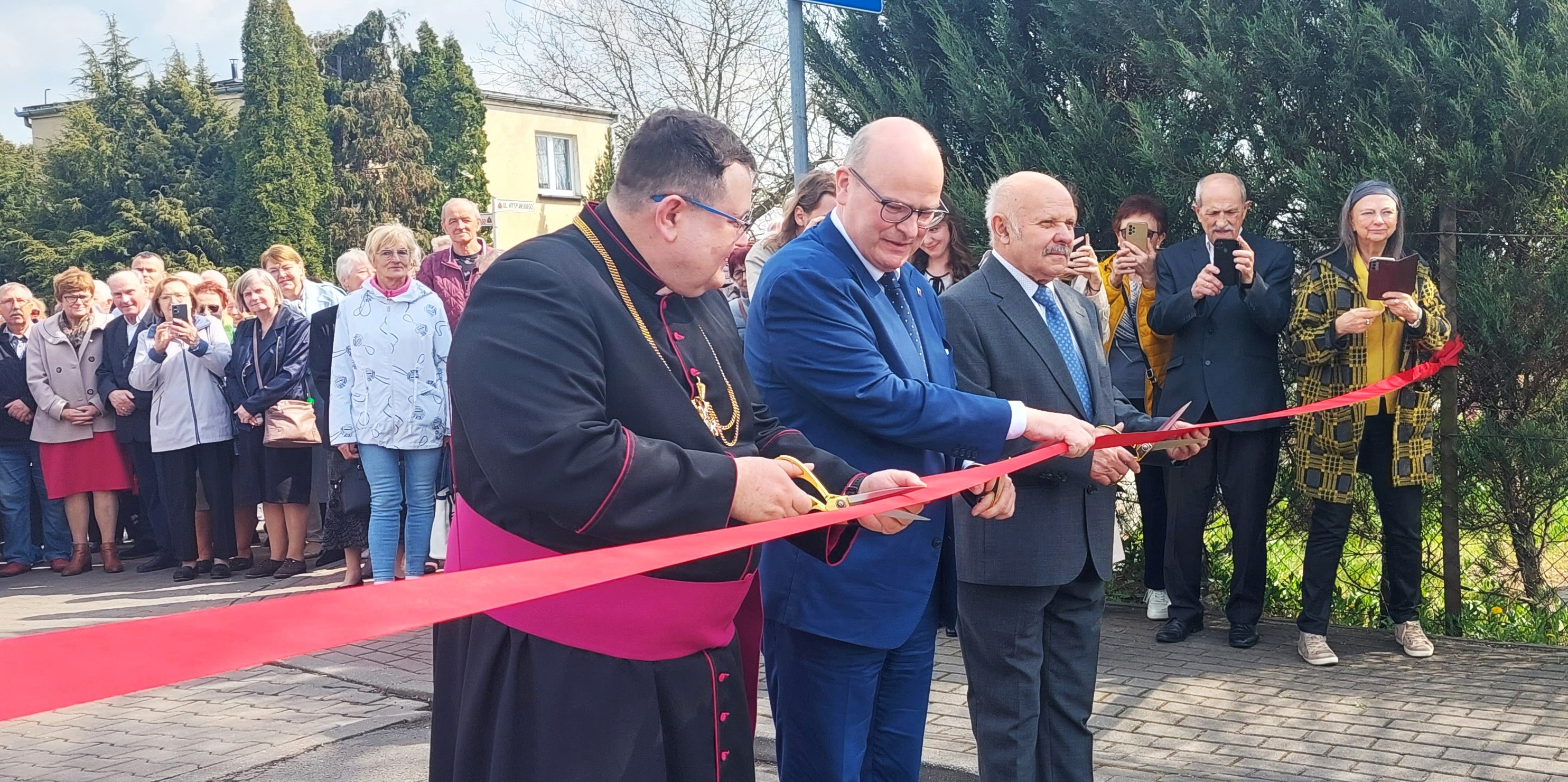 Nadano nazwę ulicy ks. Henryka Kujaczyńskiego biegnącej przy kościele, którego był budowniczym. Msza święta, przecięcie wstęgi i modlitwa przy grobie (zdjęcia)