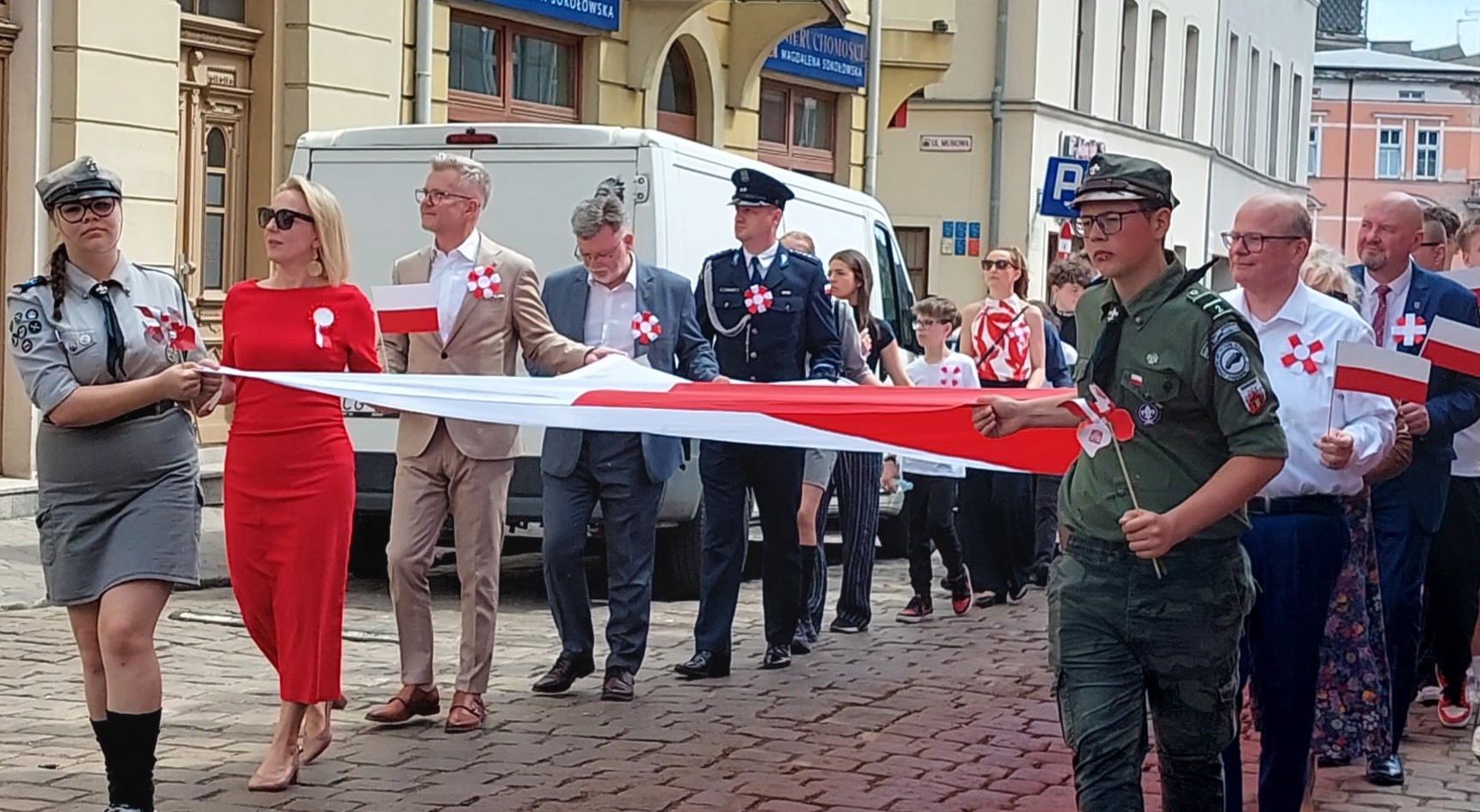 Korowód z biało-czerwoną flagą, na czele z Grudziądzką Orkiestrą Dętą, władzami miasta i powiatu, przeszedł z al. 23 Stycznia na Rynek. Tu wszyscy odśpiewali hymn Polski (zdjęcia, wideo)