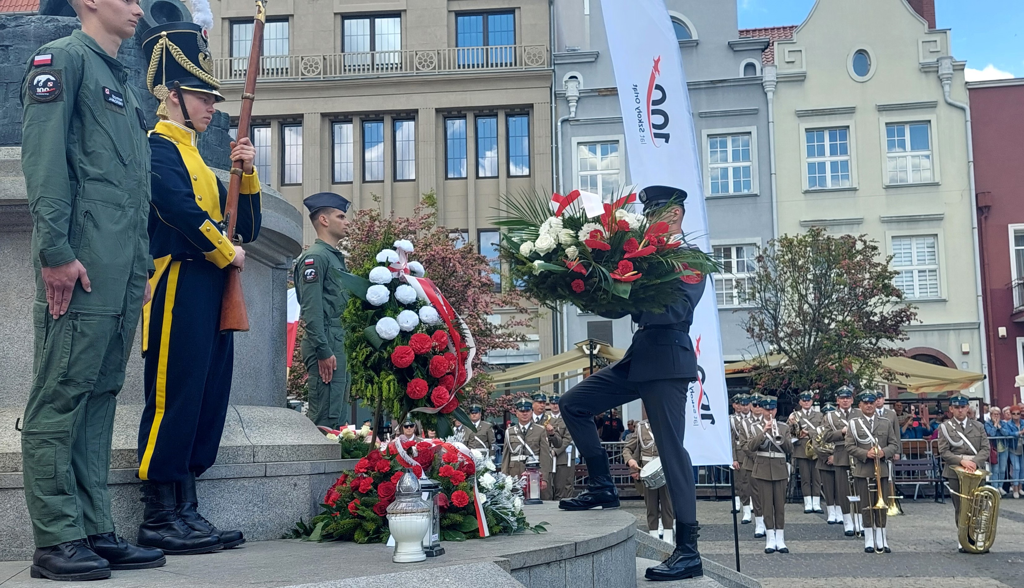 Takie święto zdarza się raz na sto lat! Grudziądz i Dęblin świętują jubileusz powstania Oficerskiej Szkoły Lotnictwa. Uroczysty apel na Rynku, odznaczenie medalami zasłużonych dla lotnictwa, piknik i promocja Lotniczej Akademii Wojskowej (zdjęcia)
