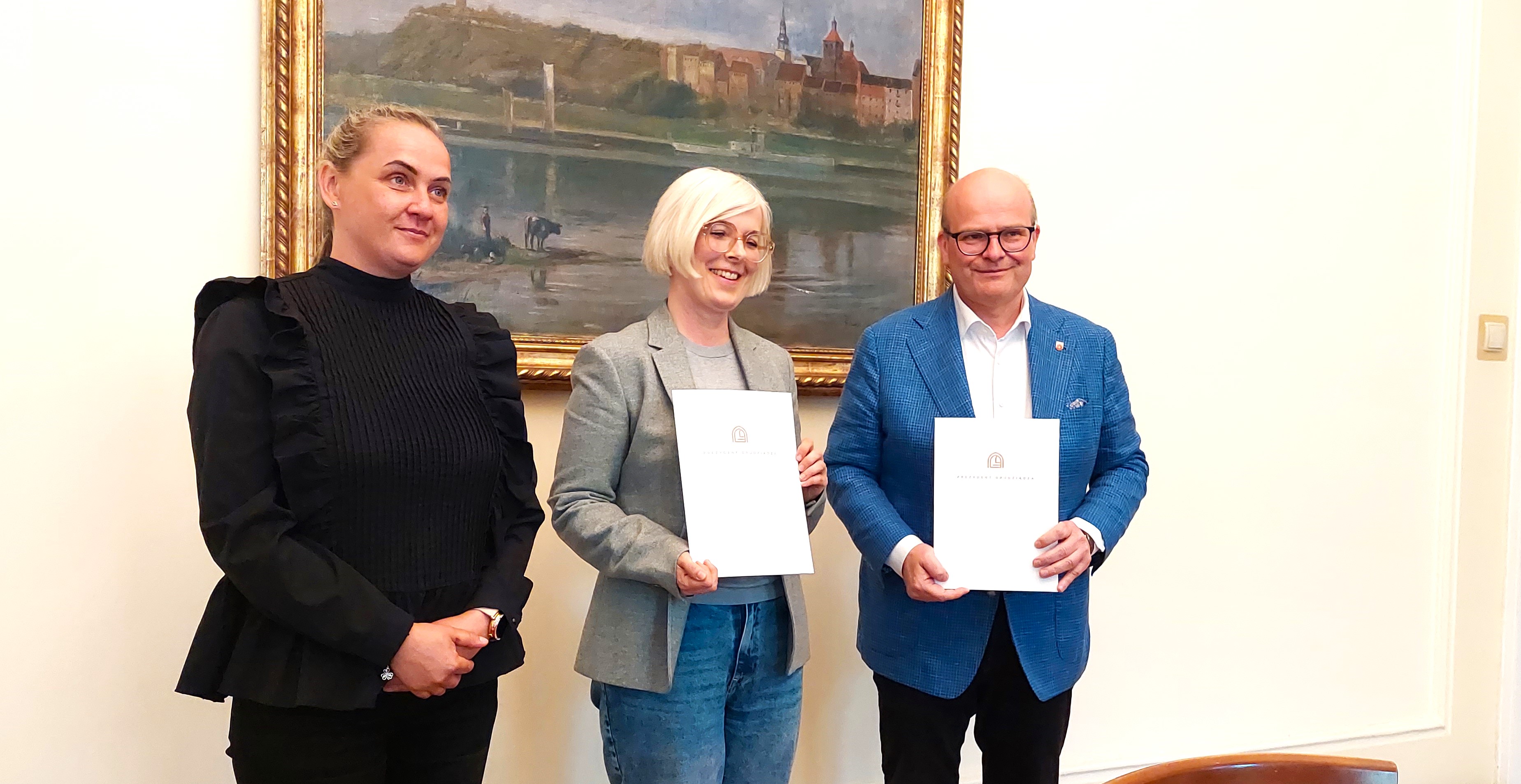 Miasto użycza działkę przy ul. Waryńskiego na budowę domu dla dzieci autystycznych. Umowę ze stowarzyszeniem podpisał dziś prezydent Grudziądza Maciej Glamowski (zdjęcia)