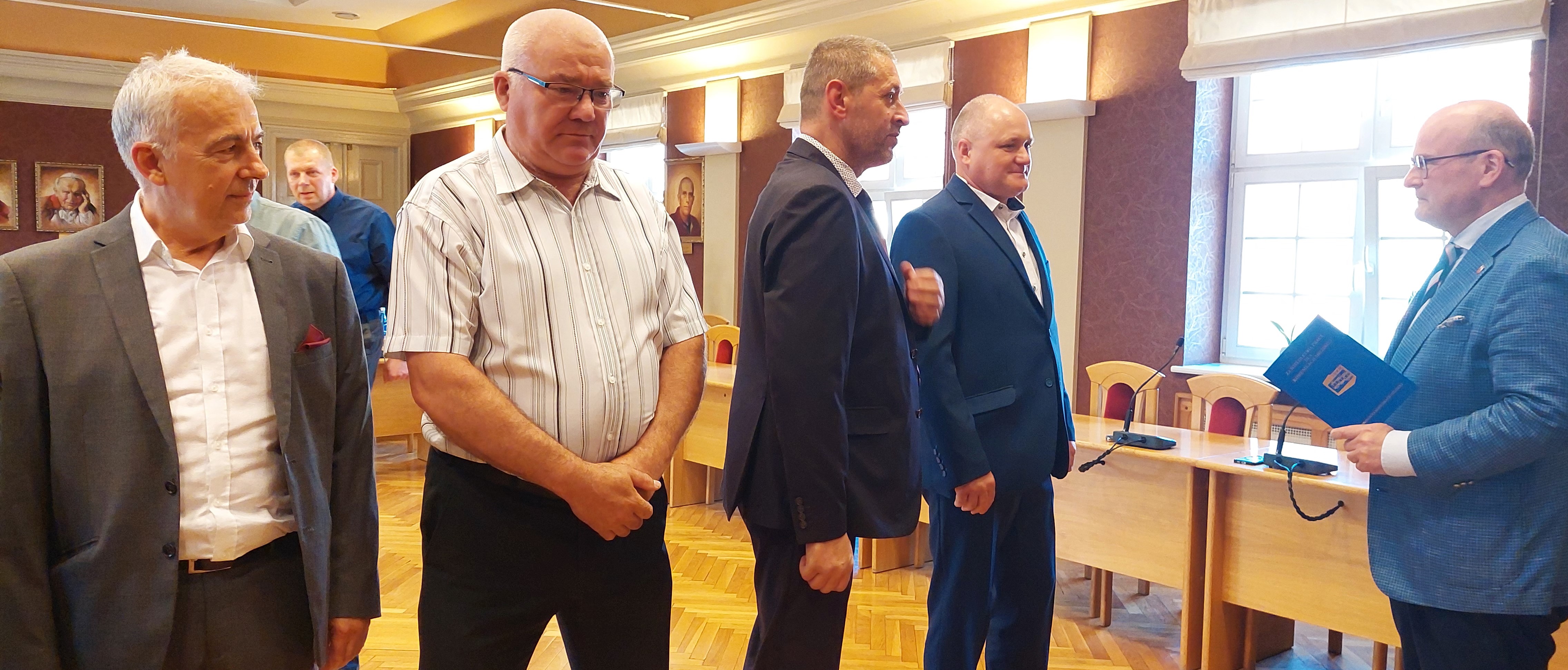 47 pracowników MZK w Grudziądzu otrzymało medale za wieloletnią pracę i zaangażowanie z okazji 100-lecia miejskiej komunikacji autobusowej. Uroczystość w Ratuszu (zdjęcia)