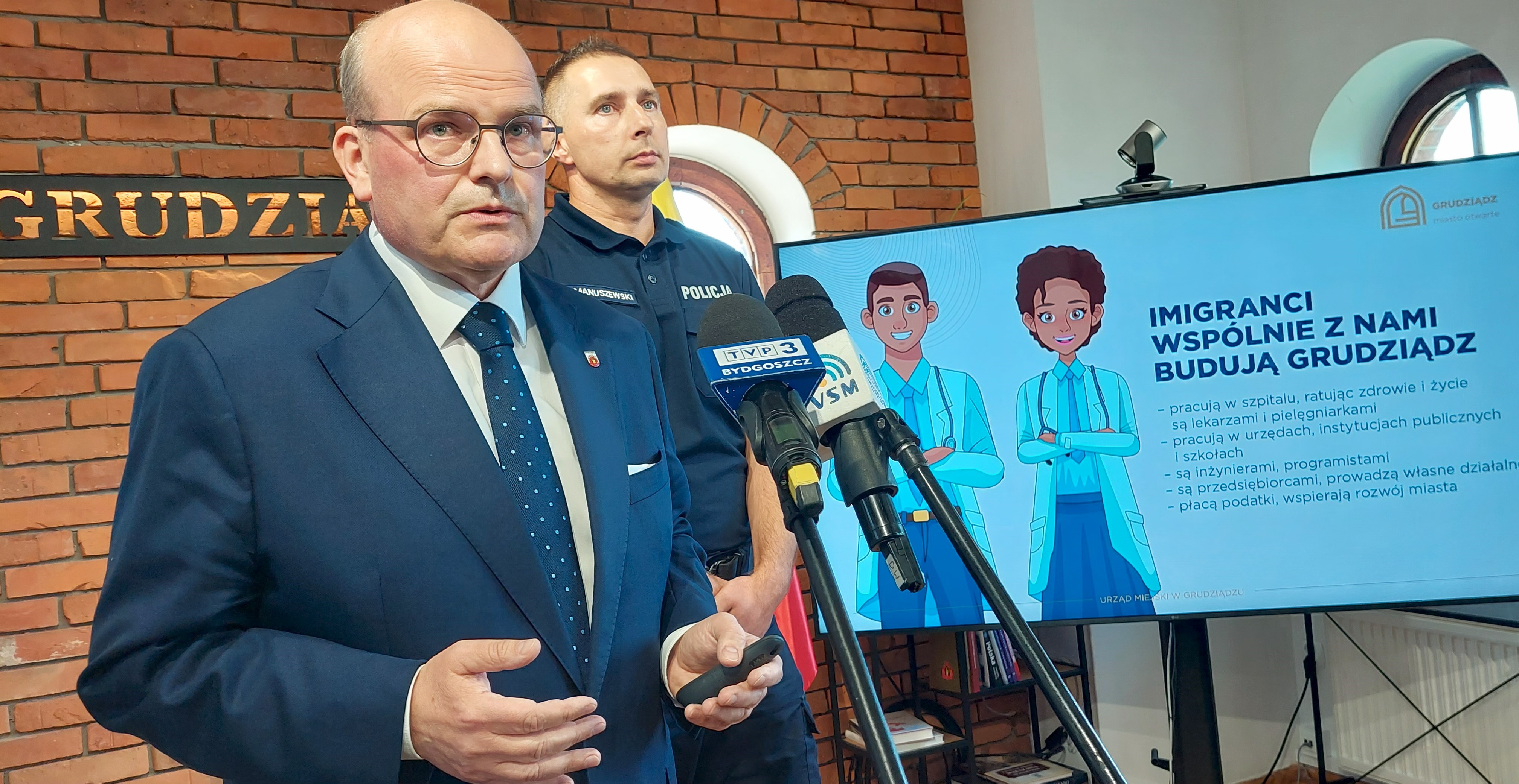 W sobotę zapowiedziano w Polsce protesty antyimigranckie. W Grudziądzu też. Prezydent Maciej Glamowski na briefingu prosił, by nie nakręcać spirali nienawiści (zdjęcia, wideo)