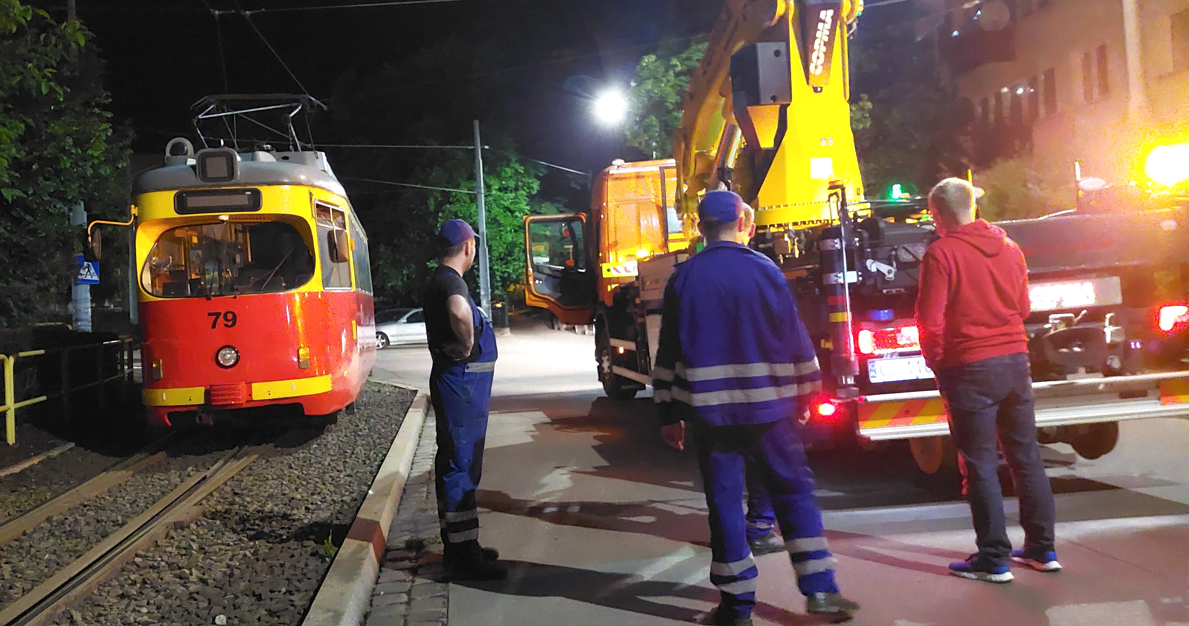 W piątek o godz. 22.01 tramwaj wykoleił się na pętli w Tarpnie. Ekipa techniczna MZK Grudziądz gwałtownie przybyła z dźwigiem i ustawiła wagon na szynach (zdjęcia, wideo)