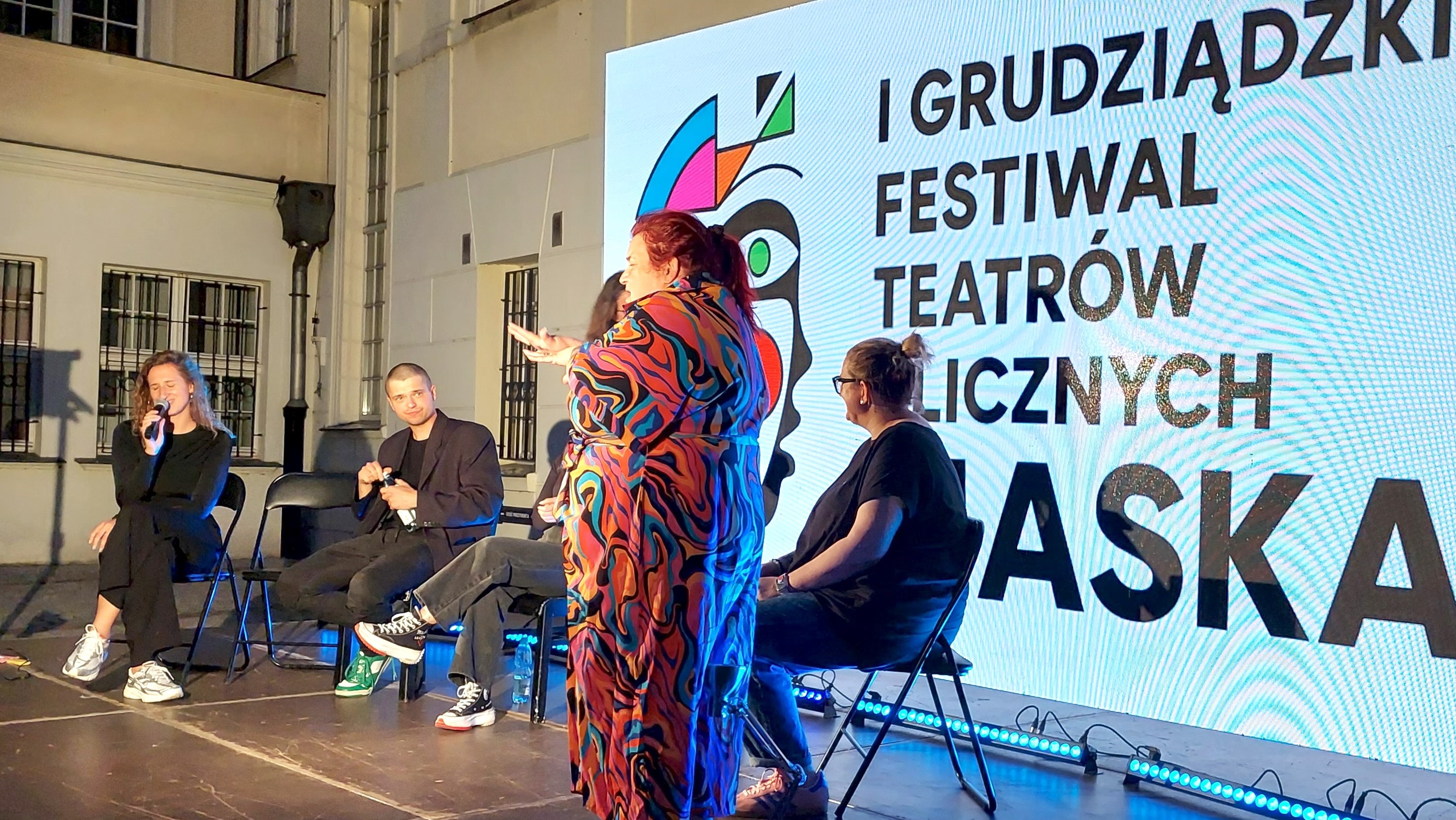 Olsztyński Teatr Głuchych wystąpił na dziedzińcu Ratusza w piątek wieczorem. Przybliżył nam świat osób niesłyszących. Niezwykły spektakl (zdjęcia)