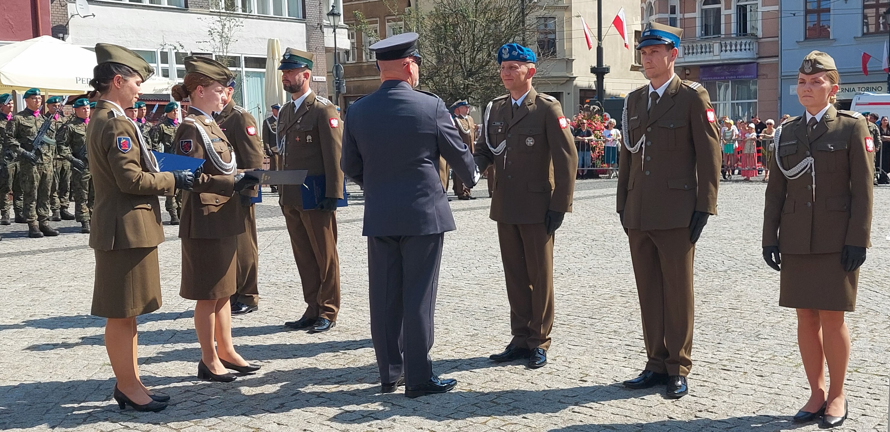 W upalny piątek obchodziliśmy Dzień Wojska Polskiego. Były awanse na wyższe stopnie, przemówienie prezydenta, apel pamięci i honorowa salwa (Zdjęcia)