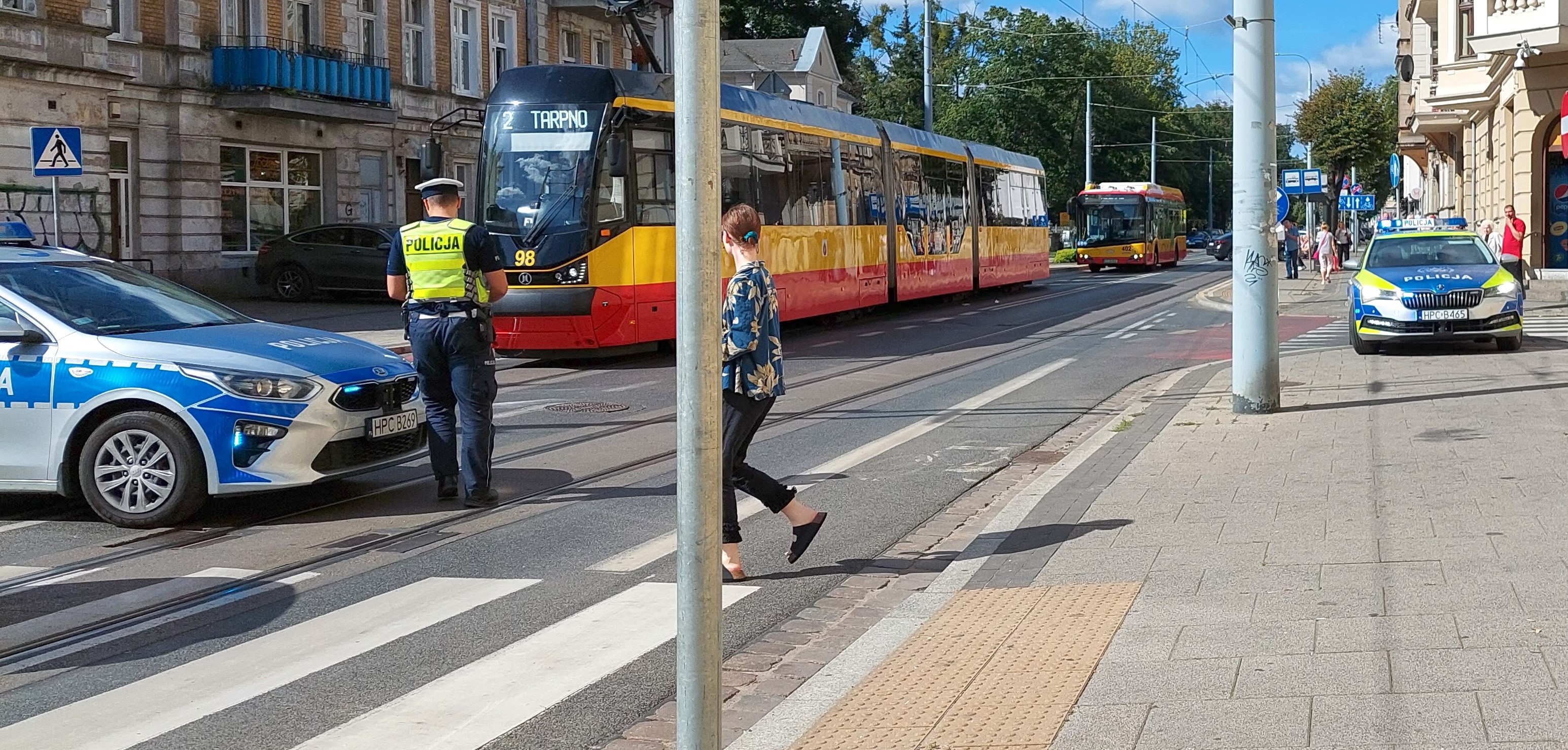 Potrącenie kobiety na ul. Legionów w Grudziądzu. Zabrała ją na noszach karetka. Przyjechały trzy radiowozy. MZK wstrzymał ruch tramwajów, autobusy miały objazdy (Zdjęcia)