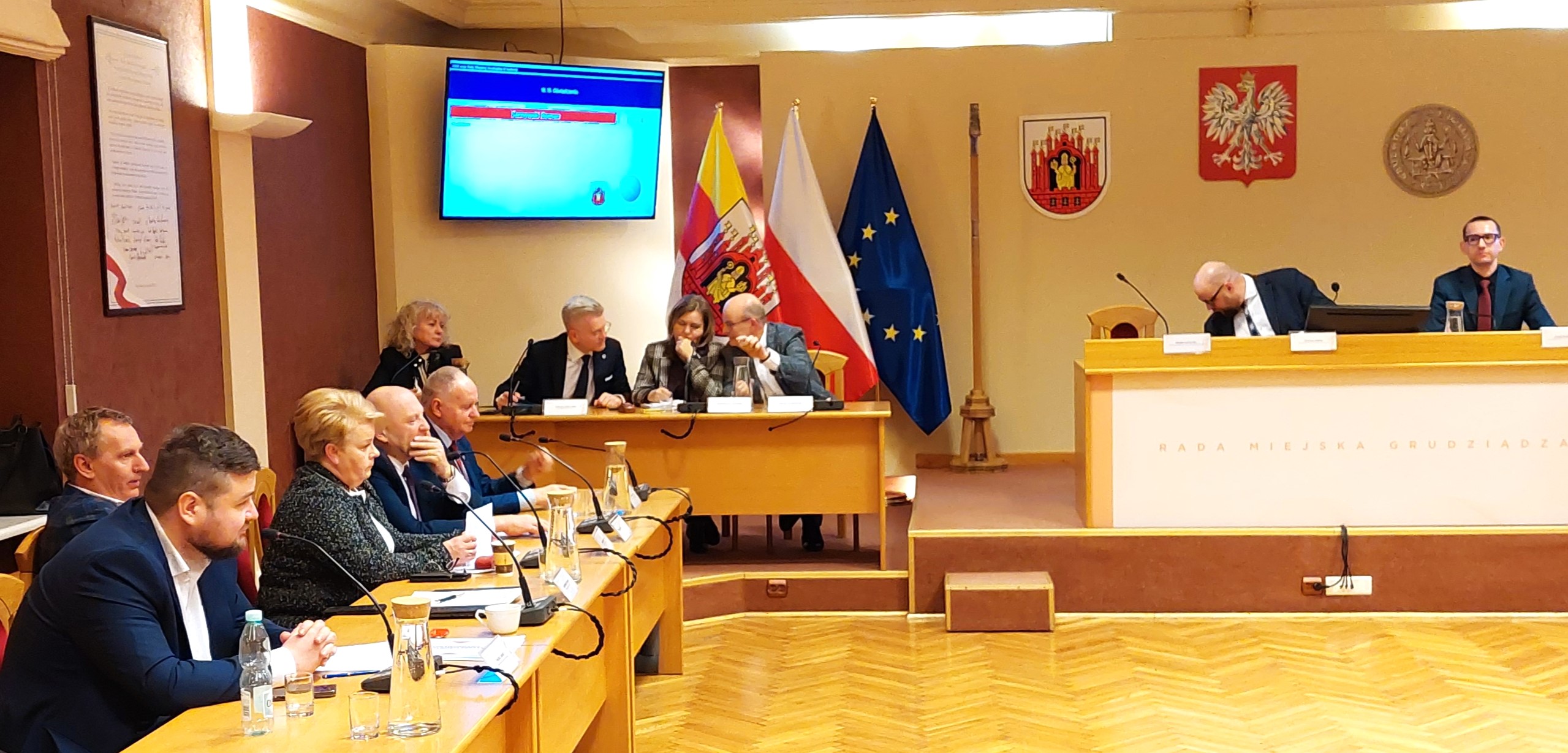 Grudziądzcy radni przyjęli dziś uchwałę w sprawie nocnego zakazu sprzedaży alkoholu od godz. 23.00 do 6.00 rano. Liczą na poprawę bezpieczeństwa w mieście (dyskusja na sesji)