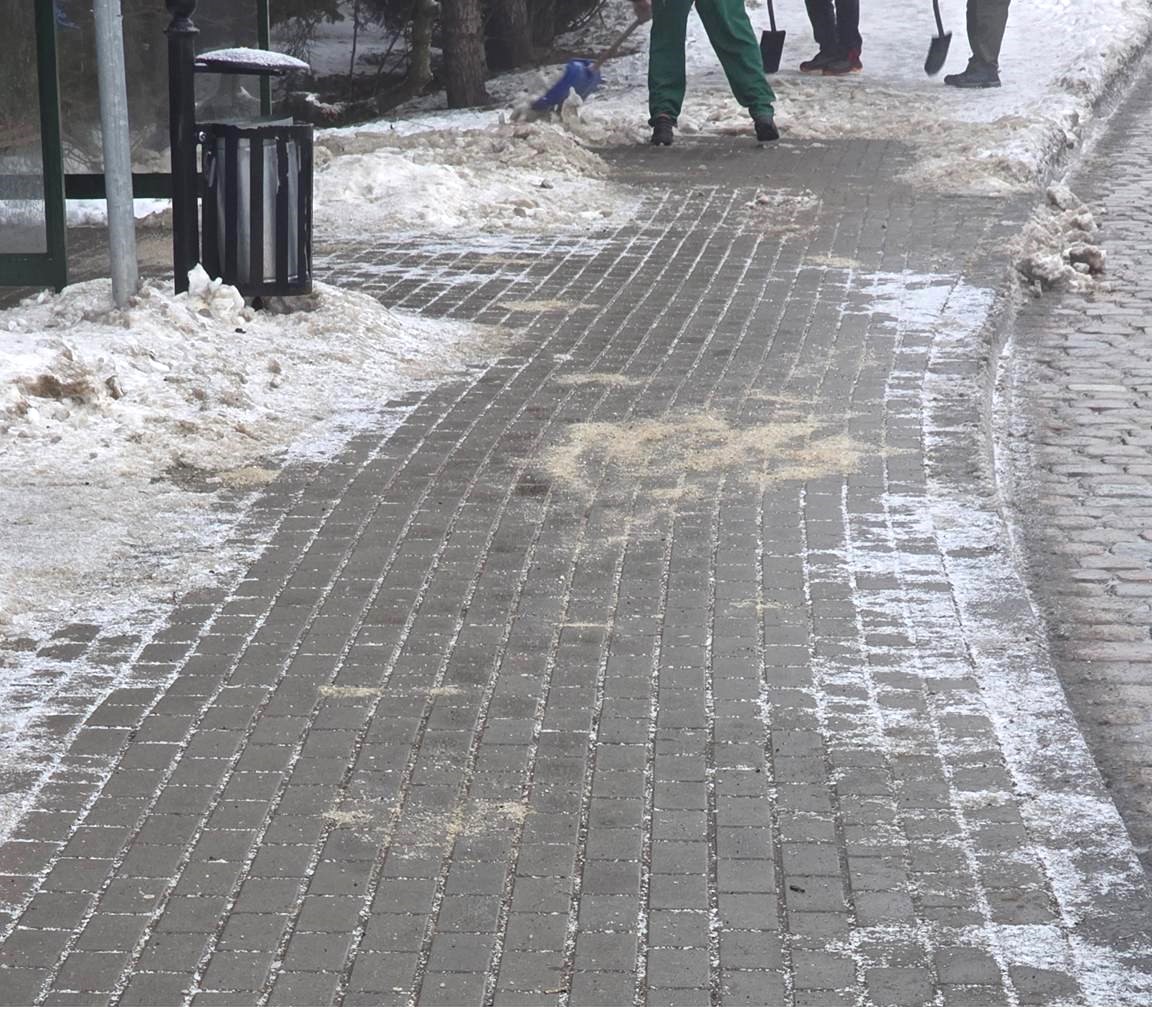 Skazani z ZK nr 1 w Grudziądzu przez cały czas wspierają ekipy sprzątające ulice i chodniki. We wtorek oczyszczono nawierzchnie w rejonie szpitala i Solanek, na Lotnisku i na północy miasta (zdjęcia)