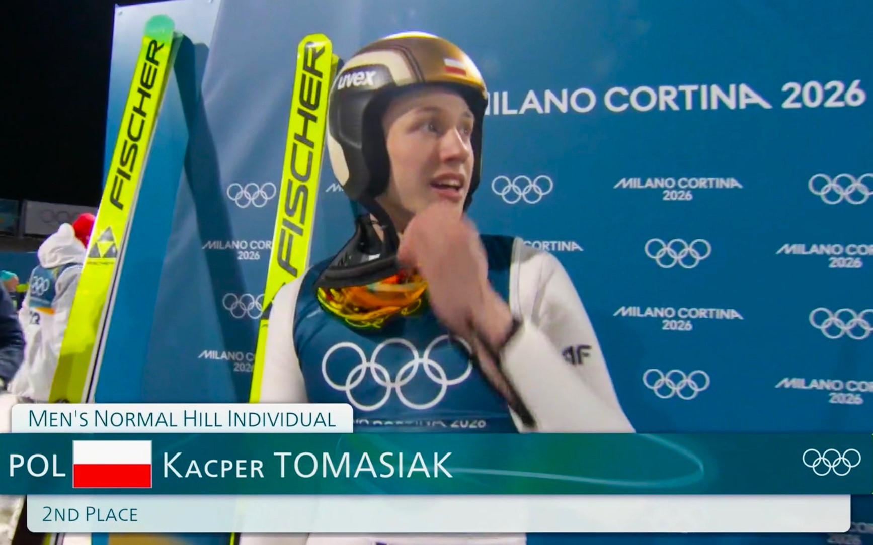 19-letni, polski junior KACPER TOMASIAK zdobył srebrny medal olimpijski w skokach narciarskich na Igrzyskach w Mediolanie – Cortinie! Pokonał utytułowanych rywali