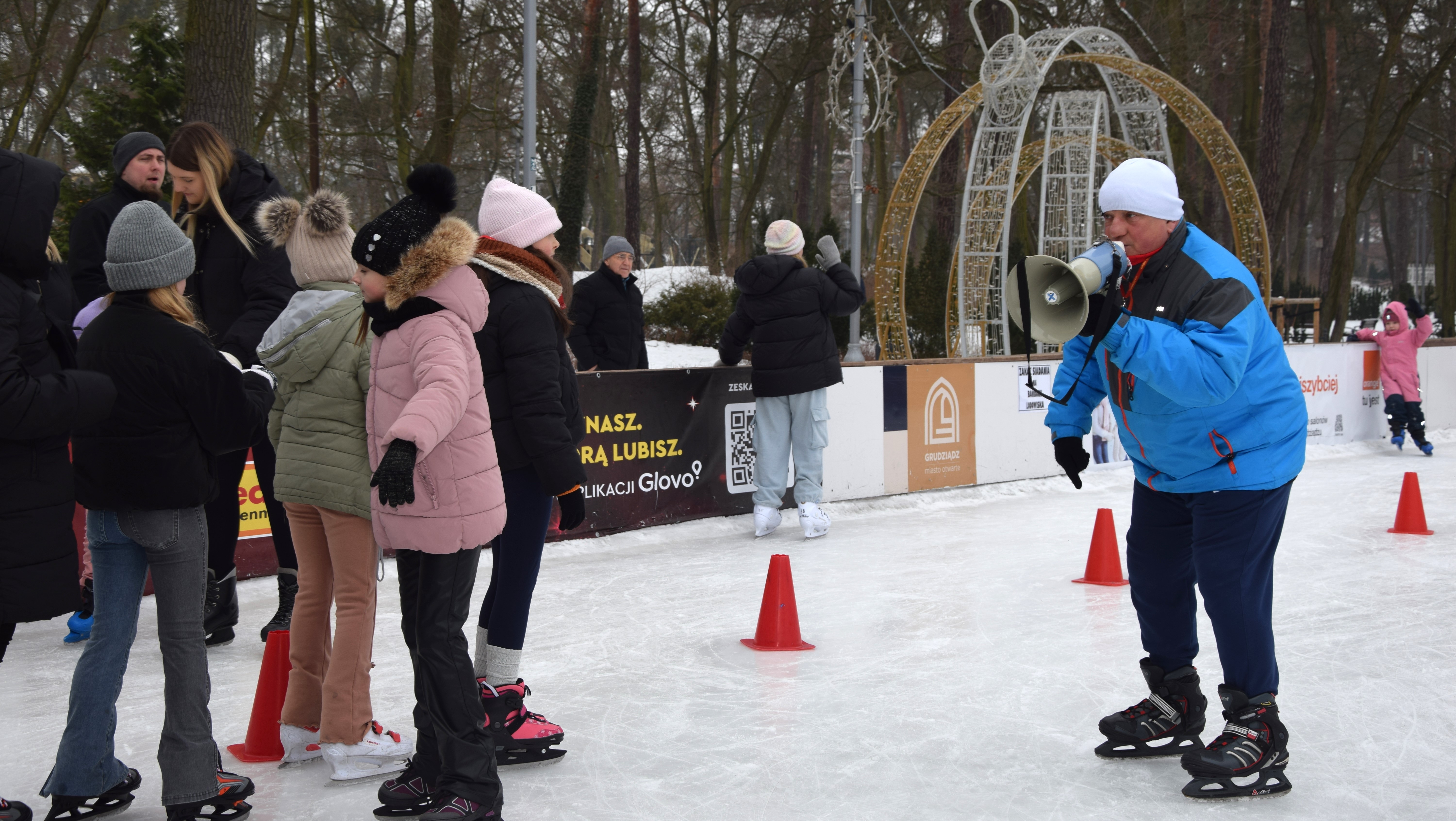 Ferie na finiszu, ale wciąż można skorzystać z oferty zimowych atrakcji. Ślizgawka przeżywa oblężenie! A 13 lutego Silent Disco na lodzie od godz.16 do 20, ostatnie wejście o 19 (zdjęcia)