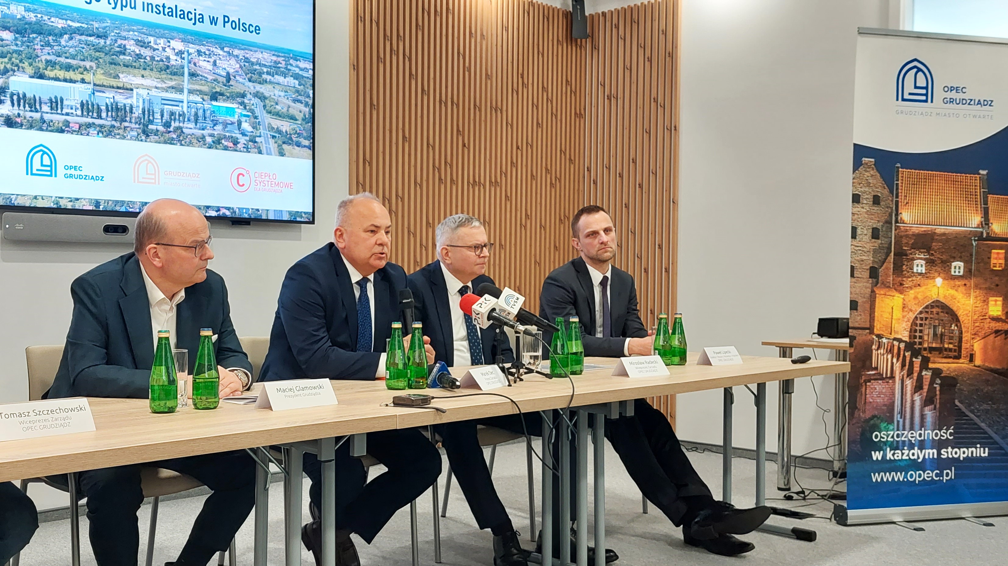 Pierwszy w Polsce kocioł parowy na luźną słomę w Grudziądzu od grudnia produkuje ciepło. Prezes OPEC Marek Dec zapowiada, iż firma już pracuje nad drugim, bliźniaczym kotłem (wideo)