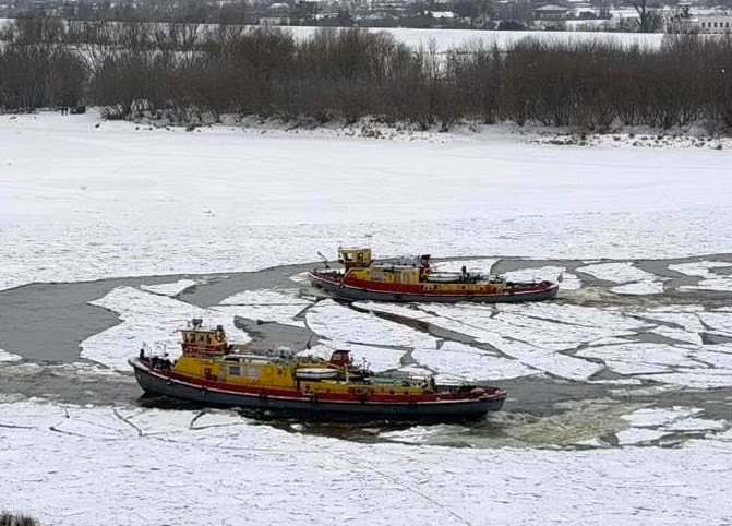Na Wiśle w Grudziądzu lodołamacze kruszą lód, który – rozdrobniony – spływa do Zatoki Gdańskiej. Akcja jest trudna. Ostre, spiętrzone bryły mogą uszkodzić porty rzeczne czy mosty