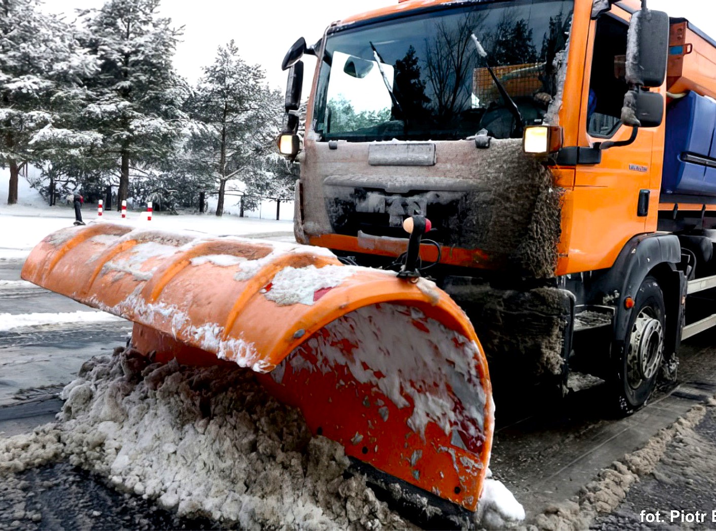 Mróz nieco zelżał, ale wróci, także opady śniegu (mniejsze niż ostatnio) i marznącej mżawki. MZK Grudziądz zajmuje się tylko zimowym utrzymaniem dróg (jezdniami)