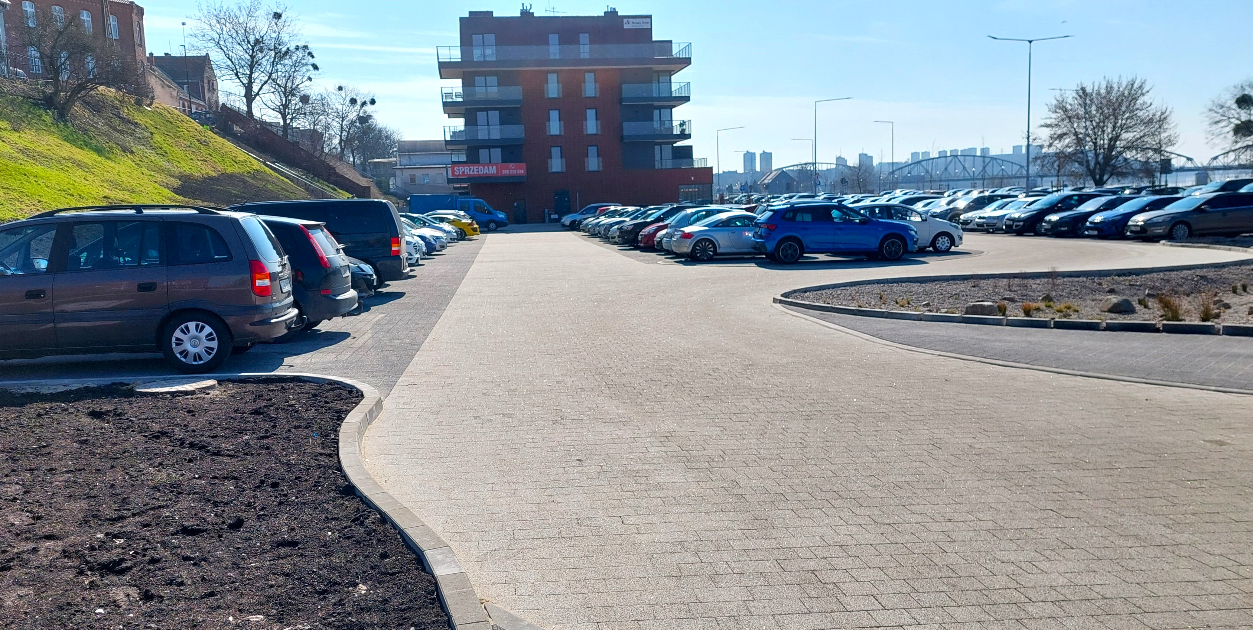 Parking przy ul. Portowej w Grudziądzu, budowany jako plac ewakuacyjny, jest oddany do użytku i cieszy się ogromnym zainteresowaniem (zdjęcia)