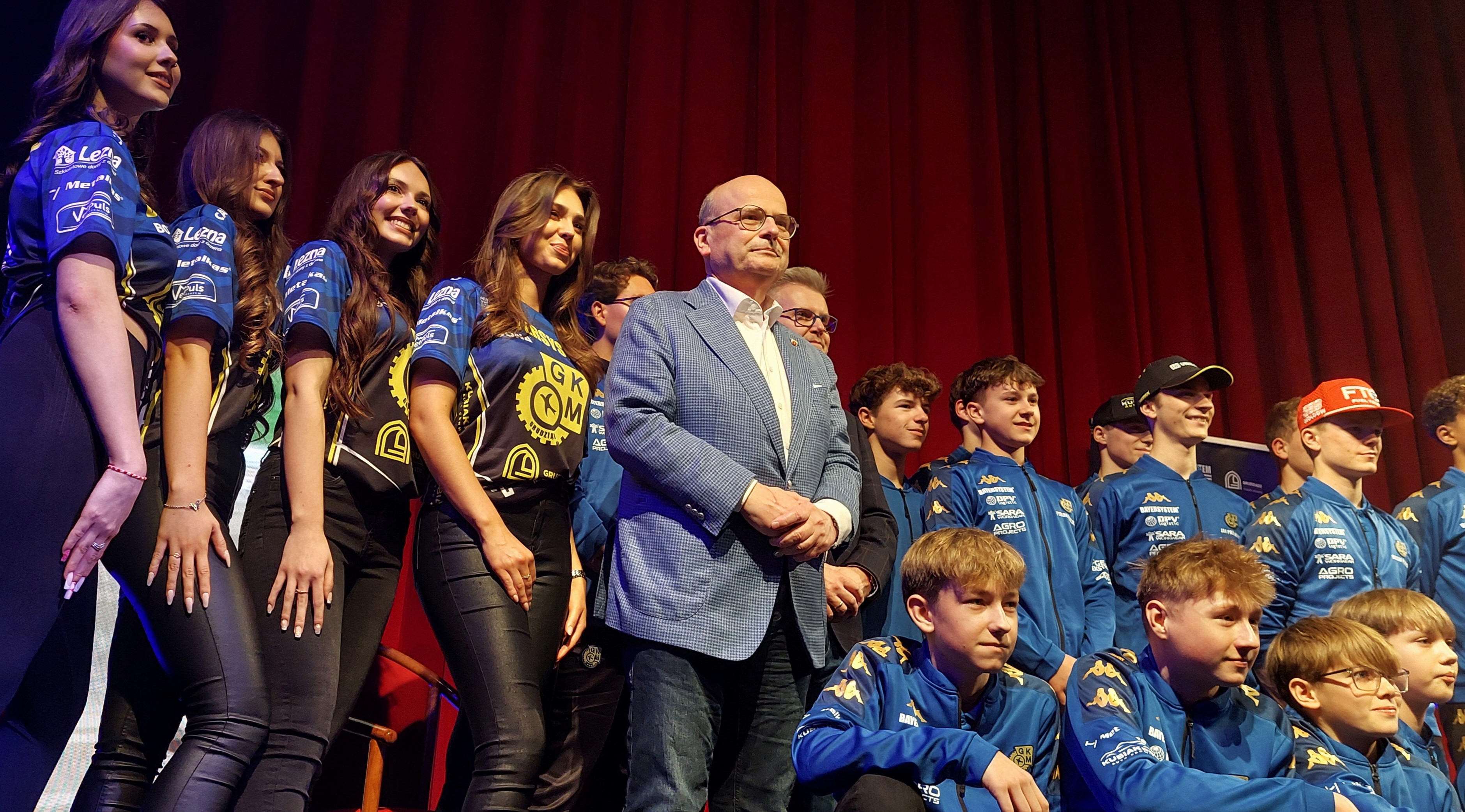 Drużyna żużlowa Bayersystem GKM Grudziądz zaprezentowała się w teatrze. Kapitanem jest Max Fricke. Cel ambitny: wejść do play off, chociaż fanom i zawodnikom marzy się medal… (zdjęcia, wideo)