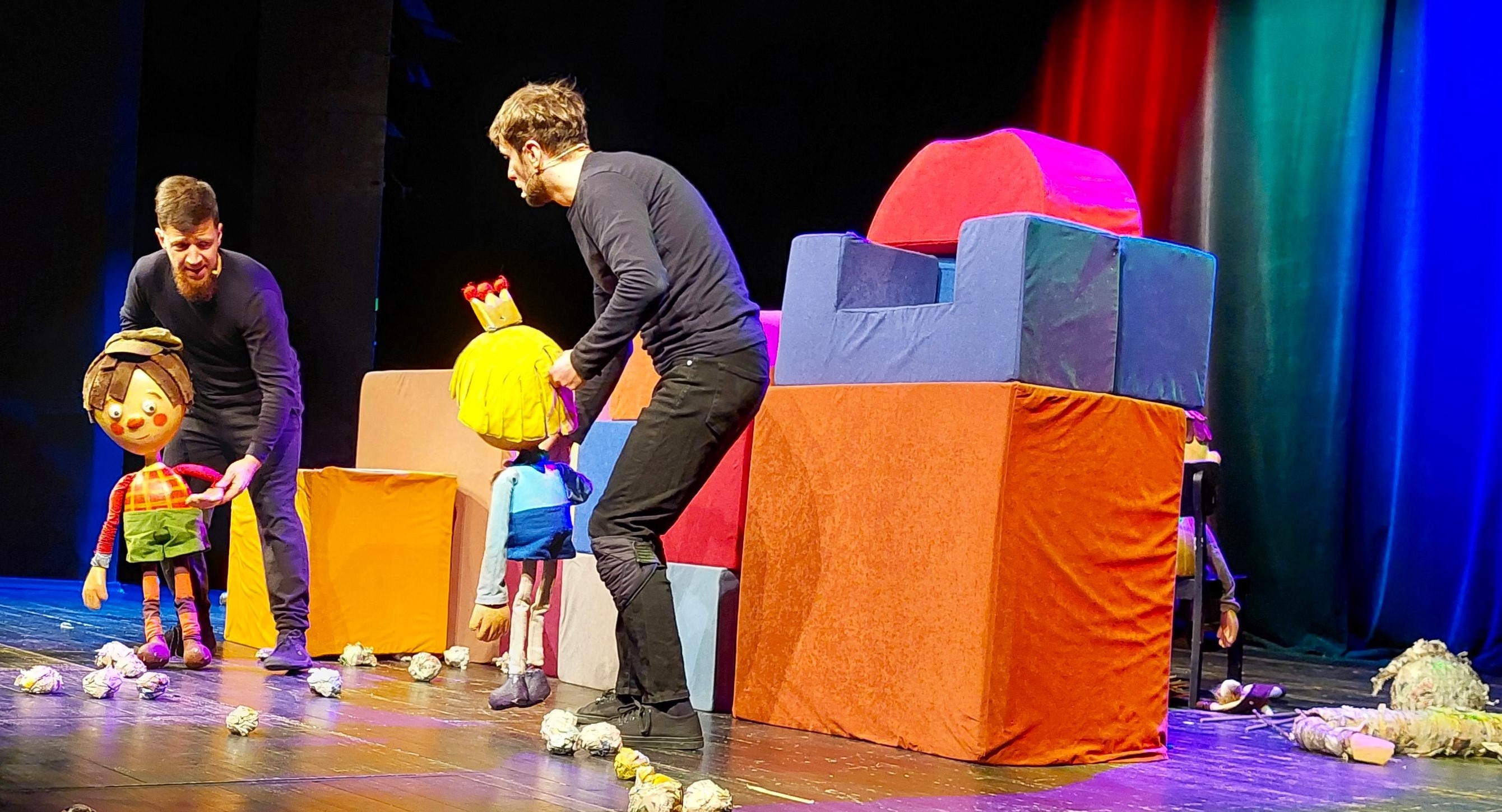 Co to się działo w niedzielę na spektaklu dla dzieci „Król Maciuś”! Aktorzy wciągnęli młodych widzów do akcji: dorośli do przedszkola pisać szlaczki! Zamiast warzyw – cukierki! (zdjęcia, wideo)
