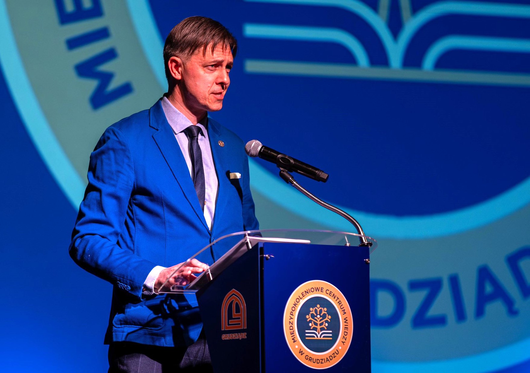 543 słuchaczy rozpoczęło kolejny semestr w Międzypokoleniowym Centrum Wiedzy w Grudziądzu. Inauguracyjny wykład prof. Piotra Domerackiego z UMK