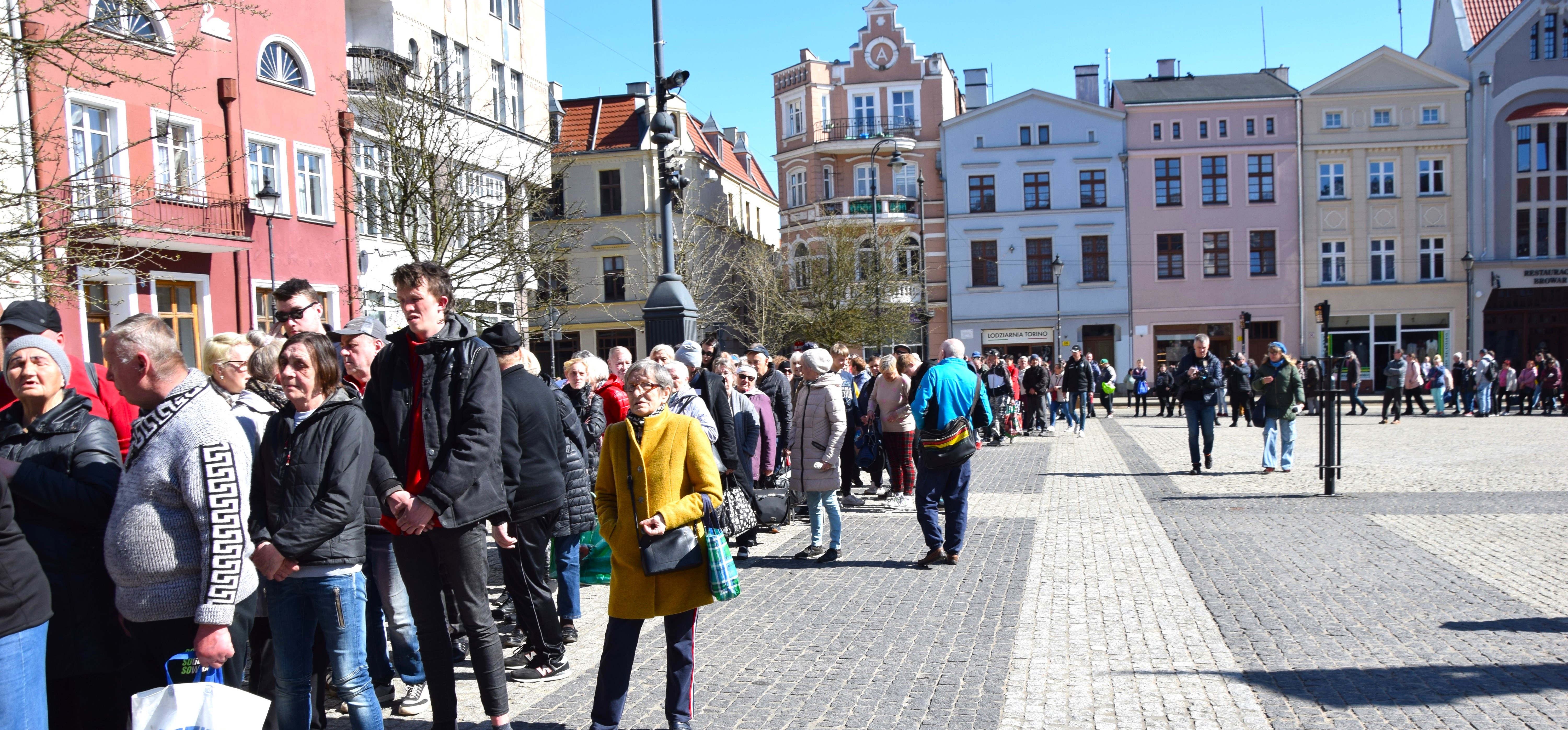 Osoby starsze, samotne i potrzebujące odebrały pakiety świąteczne. Spotkanie odbyło się 2 kwietnia na grudziądzkim Rynku