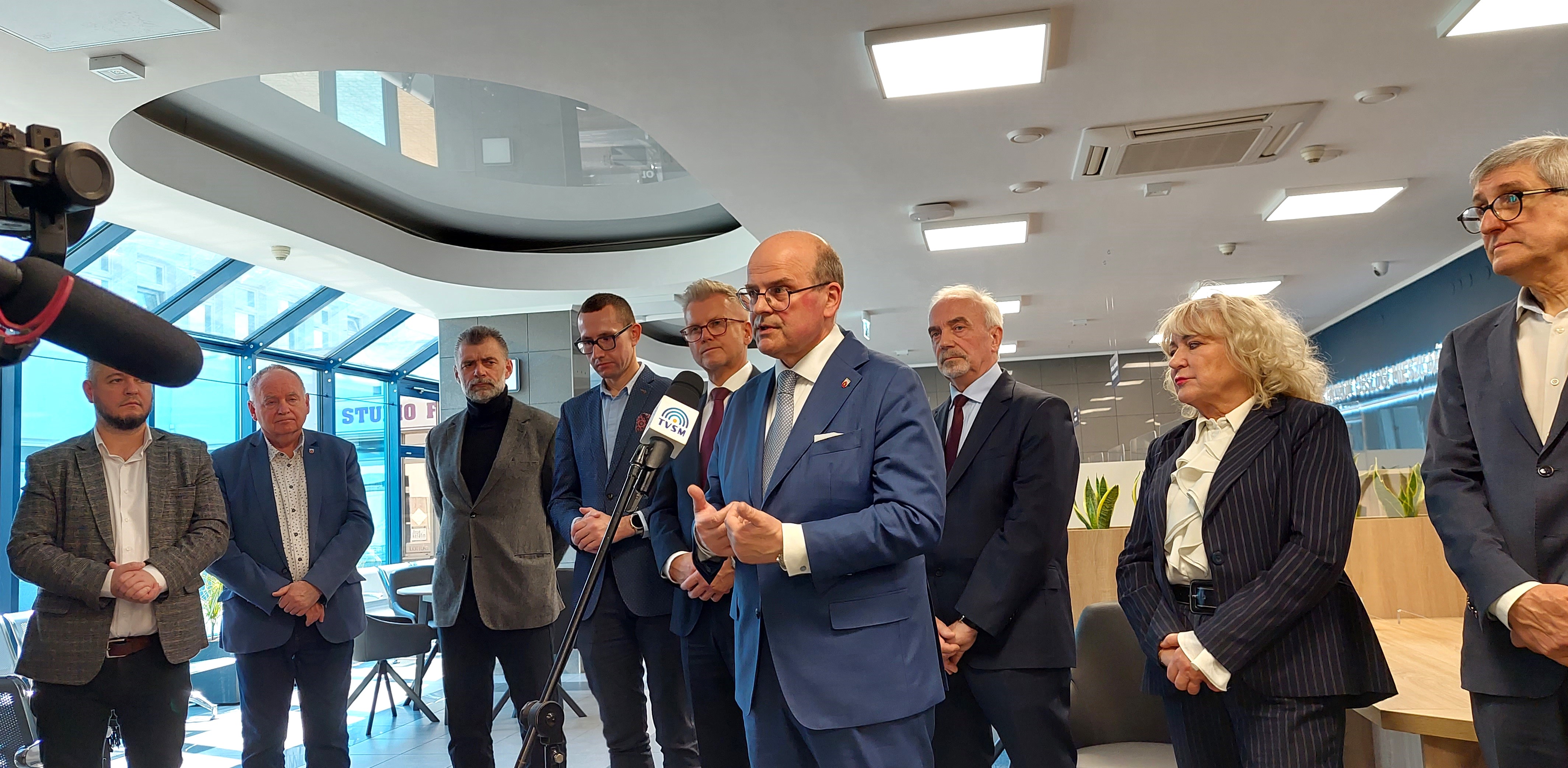 Otwarta została nowoczesna siedziba 3 wydziałów i 1 biura Urzędu Miejskiego w Grudziądzu! W odremontowanym gmachu po banku już są warunki do lepszej obsługi mieszkańców, także niepełnosprawnych (zdjęcia)