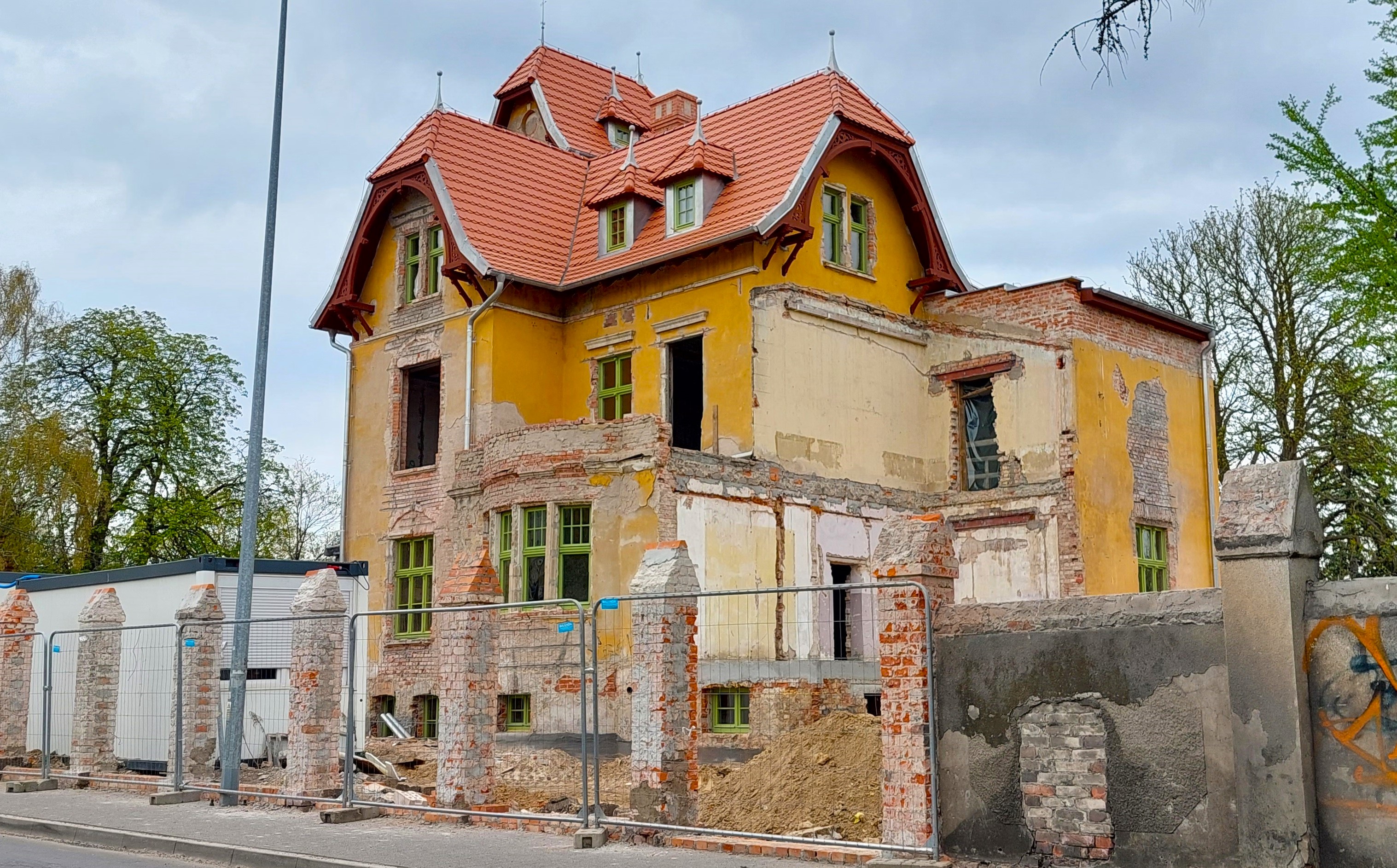 Postępuje trudny remont zabytkowej Willi Victoriusa przy ul. Armii Krajowej w Grudziądzu. Powstaje ogrodzenie, prowadzone są specjalistyczne roboty wewnątrz obiektu 