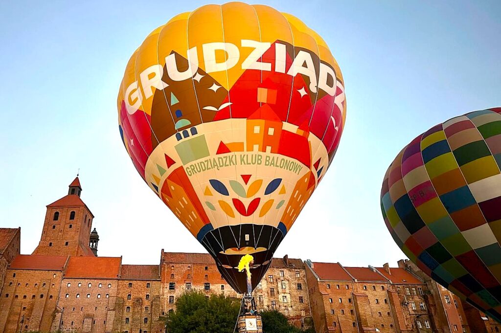 W piątek, 1 maja o godz. 17.00 na nadwiślańskich błoniach w Grudziądzu rozpocznie się balonowa fiesta dla mieszkańców. 2 maja – przelot z flagami nad miastem