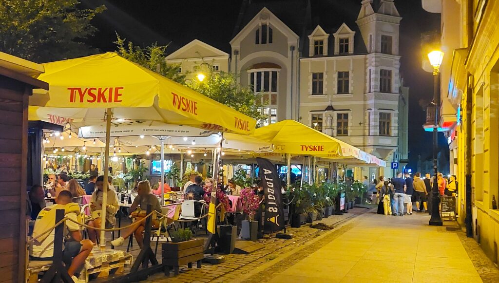 Na Rynku ustawiane są kawiarenki, więc zmianie ulega stała organizacja ruchu w obrębie Starówki. Wyznaczono 2 strefy dojazdu: do Ratusza i Muzeum