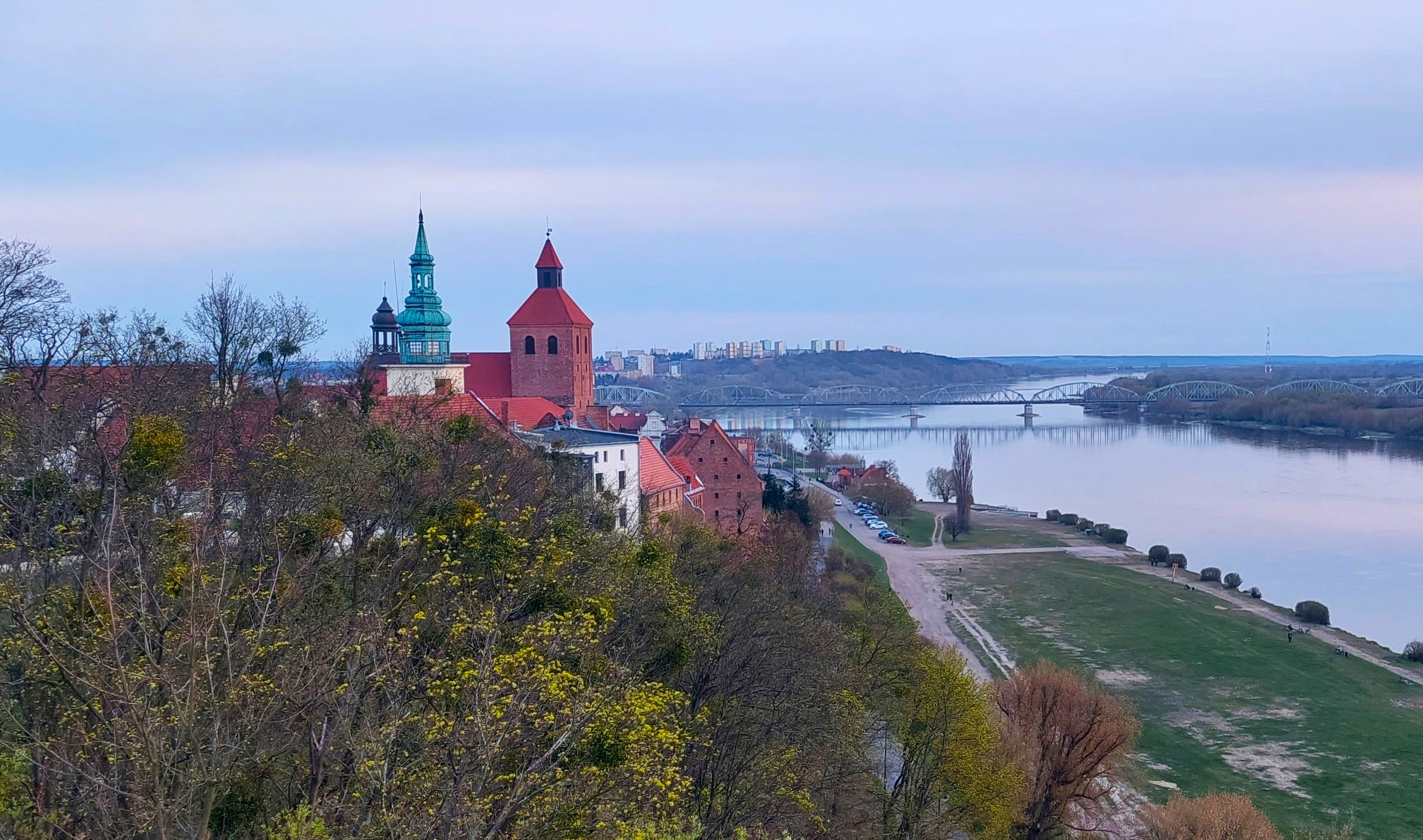 Na Górze Zamkowej w Grudziądzu spaceruje wielu mieszkańców i osób przyjezdnych, licząc na piękne widoki na dolinę Wisły i miasto. Jest urokliwie: zieleń budzi się do życia, są kwiaty (zdjęcia)