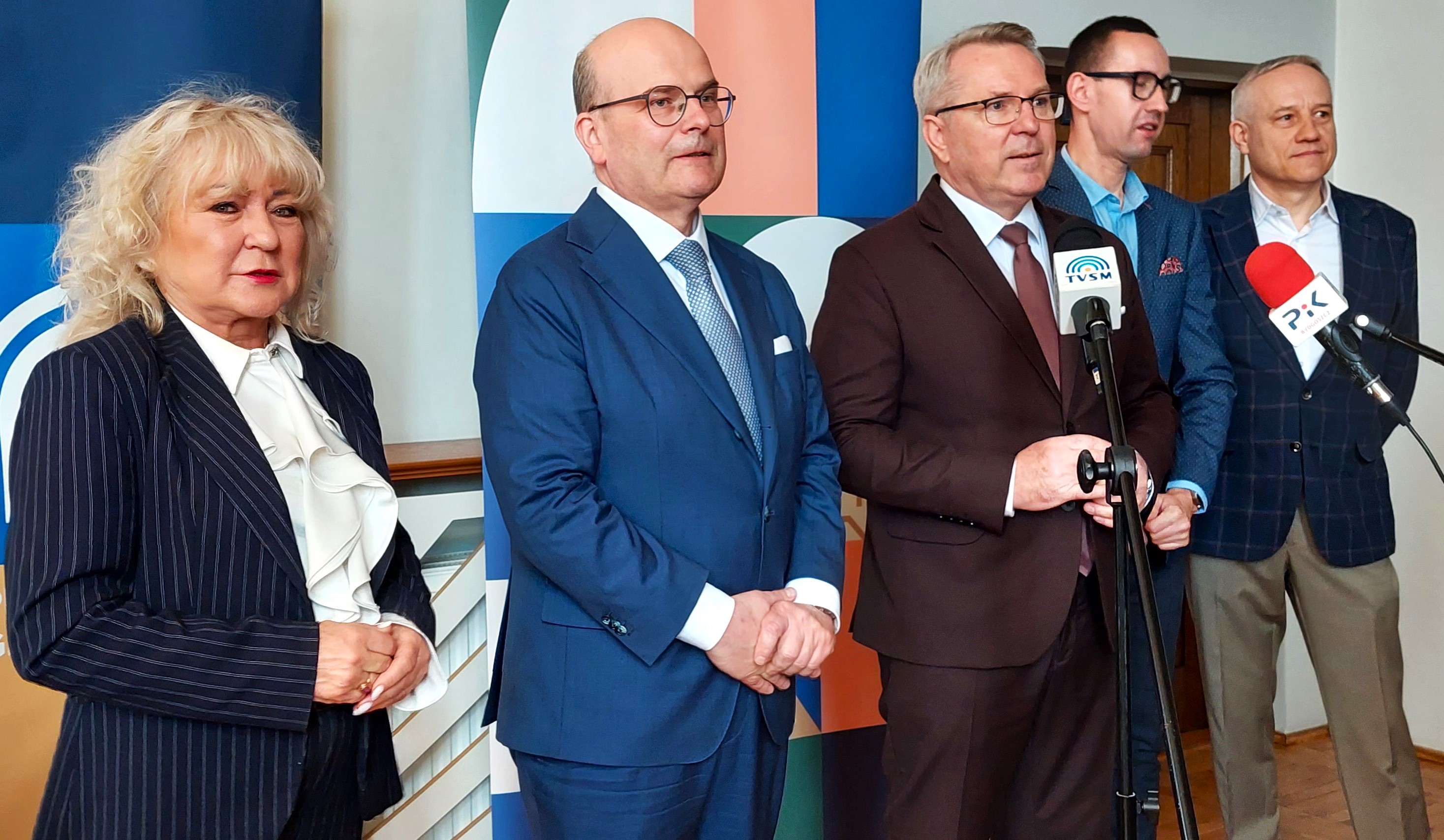 Punkt paszportowy w gmachu USC w Grudziądzu otworzyli dziś Piotr Hemmerling, I Wicewojewoda Kujawsko-Pomorski i Maciej Glamowski, prezydent miasta (zdjęcia)