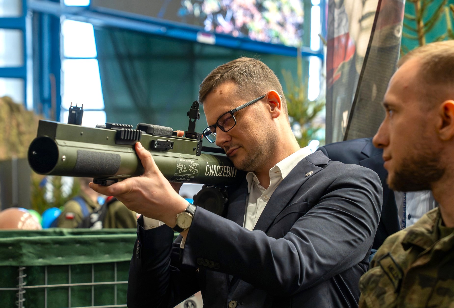 Wojewoda Michał Sztybel otworzył Wojskowe Targi Służby i Pracy w Grudziądzu. Też w sobotę można oglądać nowoczesny sprzęt, pokazy, filmy, wziąć udział w quizie, iść na wirtualną strzelnicę (zdjęcia)