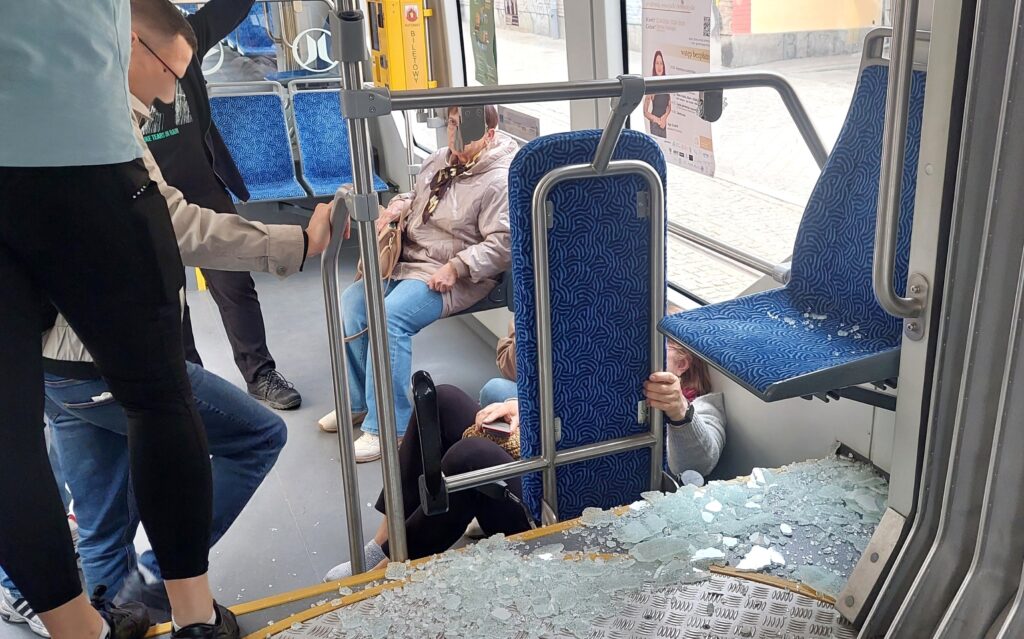 Piesza weszła na pasy na ul. Toruńskiej, gdy nadjeżdżał tramwaj. Nagłe hamowanie motorniczej uratowało ją, ale w tramwaju pasażerka uderzyła w szybę, która pękła w drobny mak a poturbowana pani spadła za krzesełko wśród kawałków szkła… Wezwano karetkę (zdjęcia)