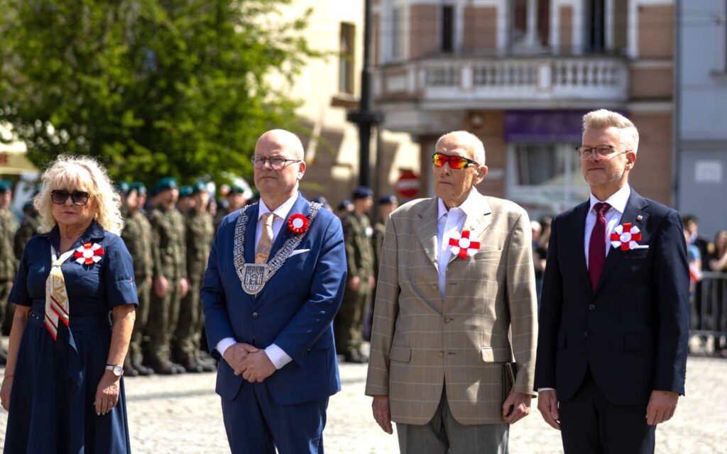 Uroczystości w Grudziądzu z okazji 235. rocznicy uchwalenia Konstytucji 3 Maja. Kwiaty pod pomnikami, msza św. w intencji Ojczyzny w Bazylice, patriotycznie na Rynku, z ceremoniałem wojskowym (zdjęcia)