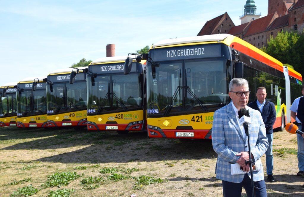 Pięć nowych elektrycznych autobusów już jeździ po ulicach Grudziądza. Nowe nabytki Miejskiego Zakładu Komunikacji pięknie prezentowały się na błoniach (zdjęcia)