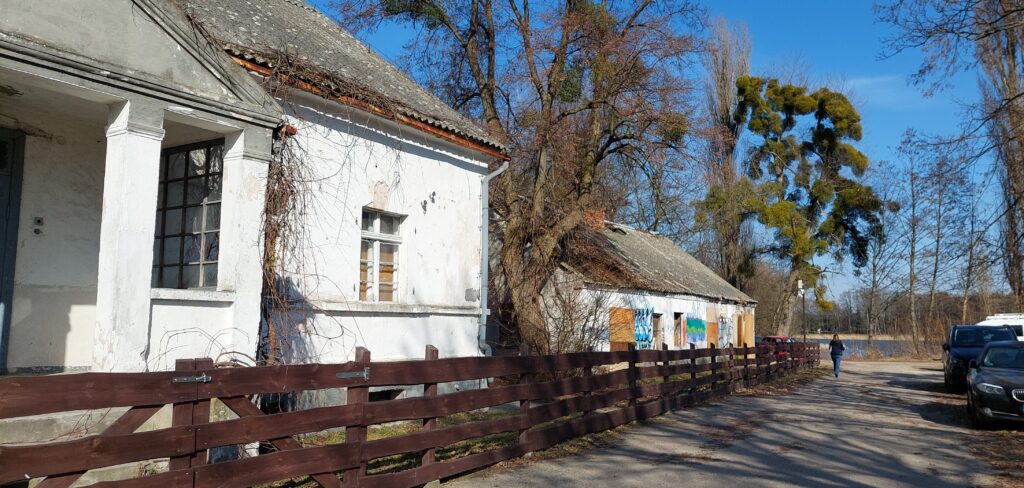 Dworek w parku przy ul. Lipowej czeka rewitalizacja. Tu będzie serce projektu Zróbmy Klimat, na który Grudziądz dostał ponad 76 milionów zł. z Polsko-Szwajcarskiego Programu Rozwoju Miast (zdjęcia)