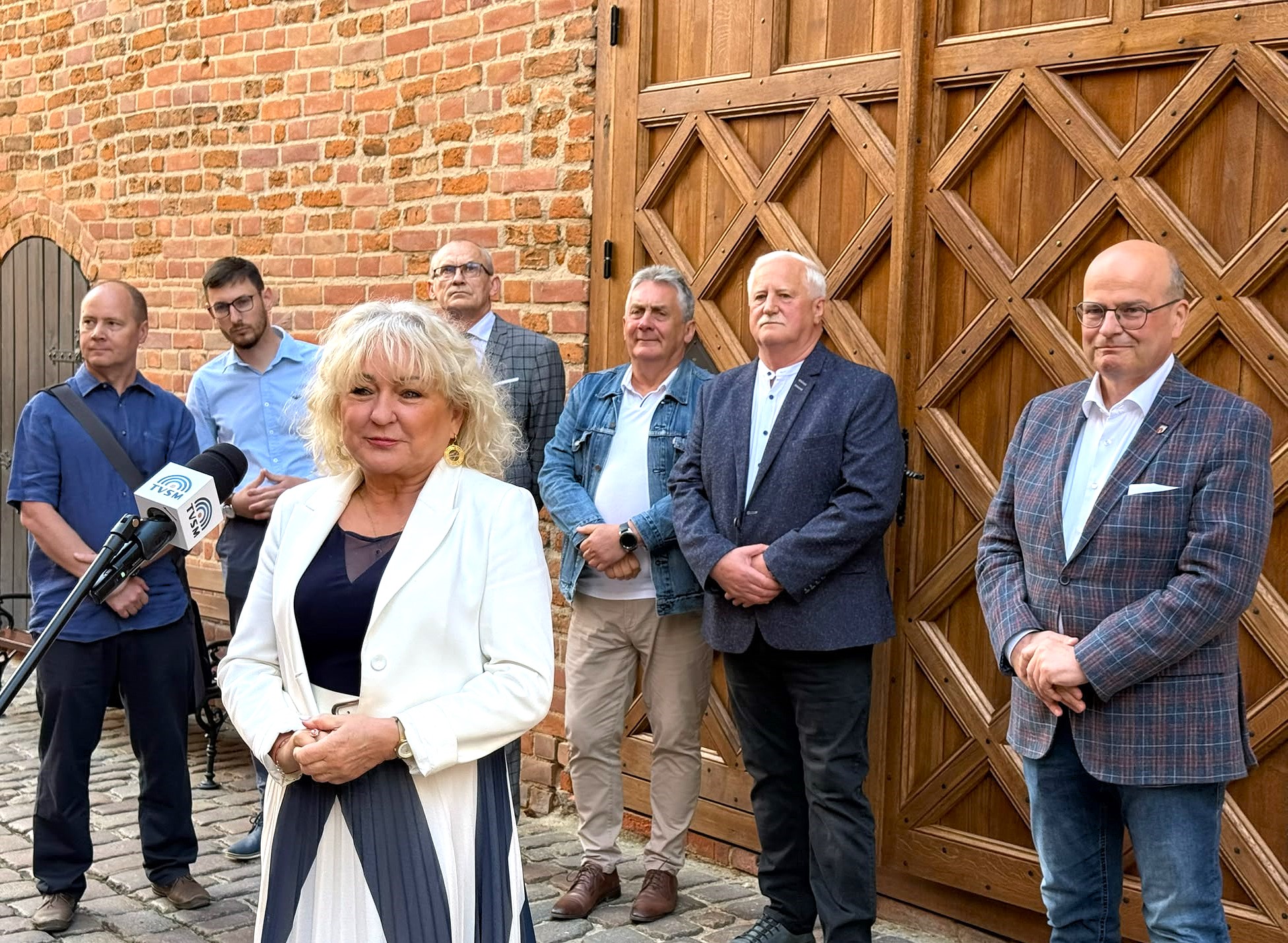 Drzwi, jak zabytkowe, pięknie wykonane przez uczestników programu Erasmus z Francji, zaprezentowano dziś w Grudziądzu. Zdobią Spichlerz 45 (zdjęcia)